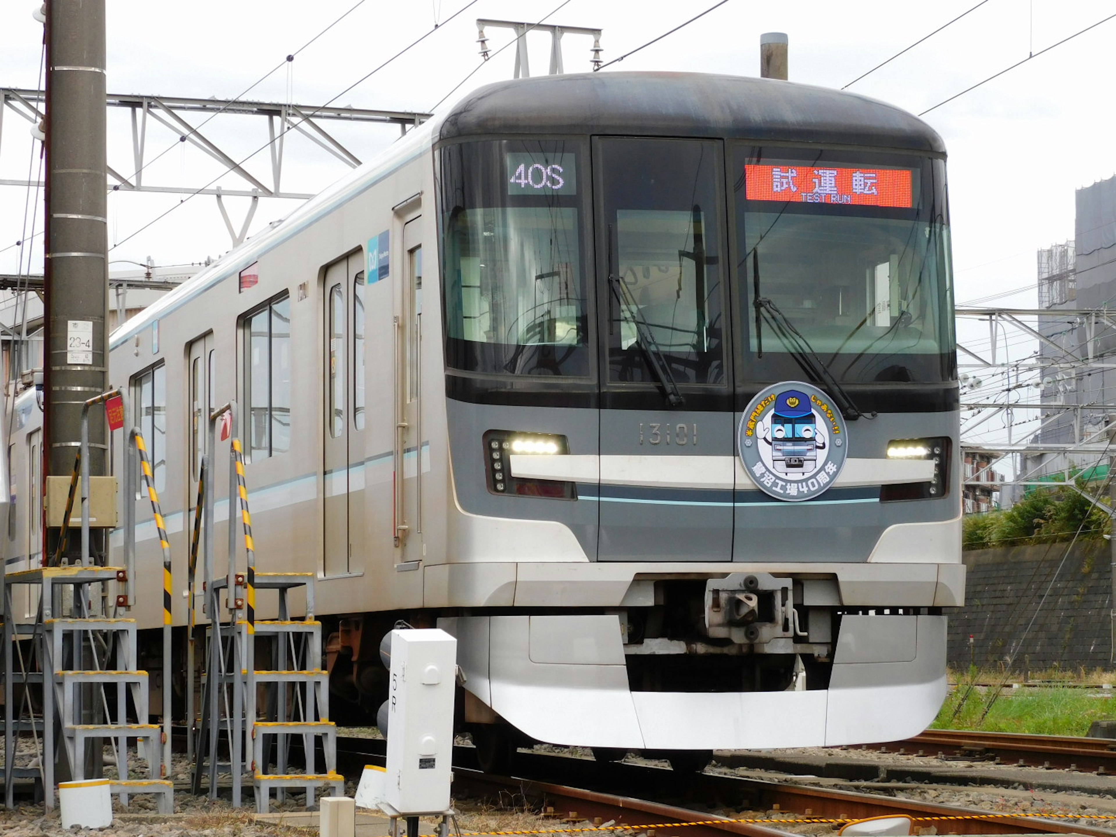 近代的なデザインの電車が線路に停車している