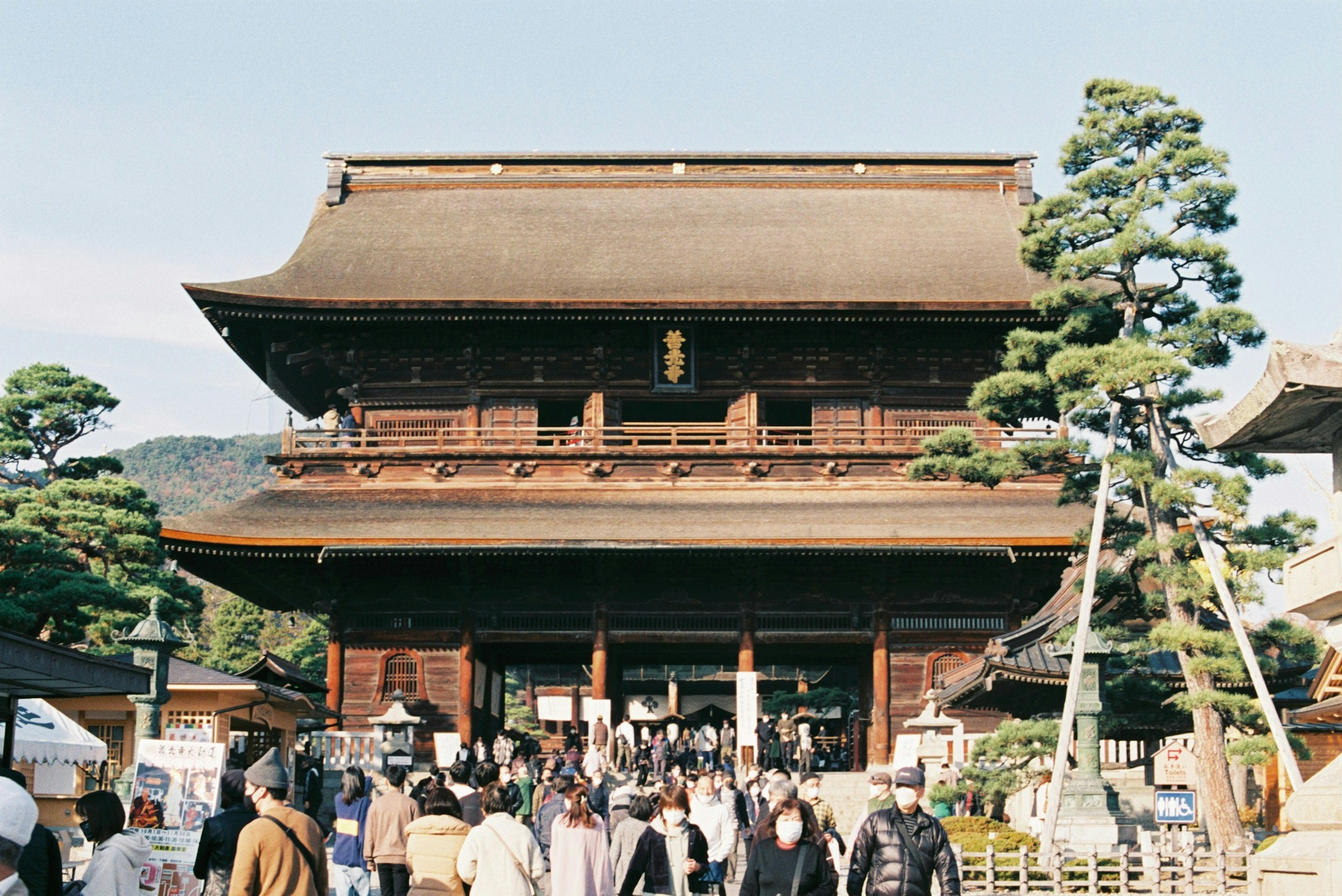 人々が集まる伝統的な日本の寺院の門