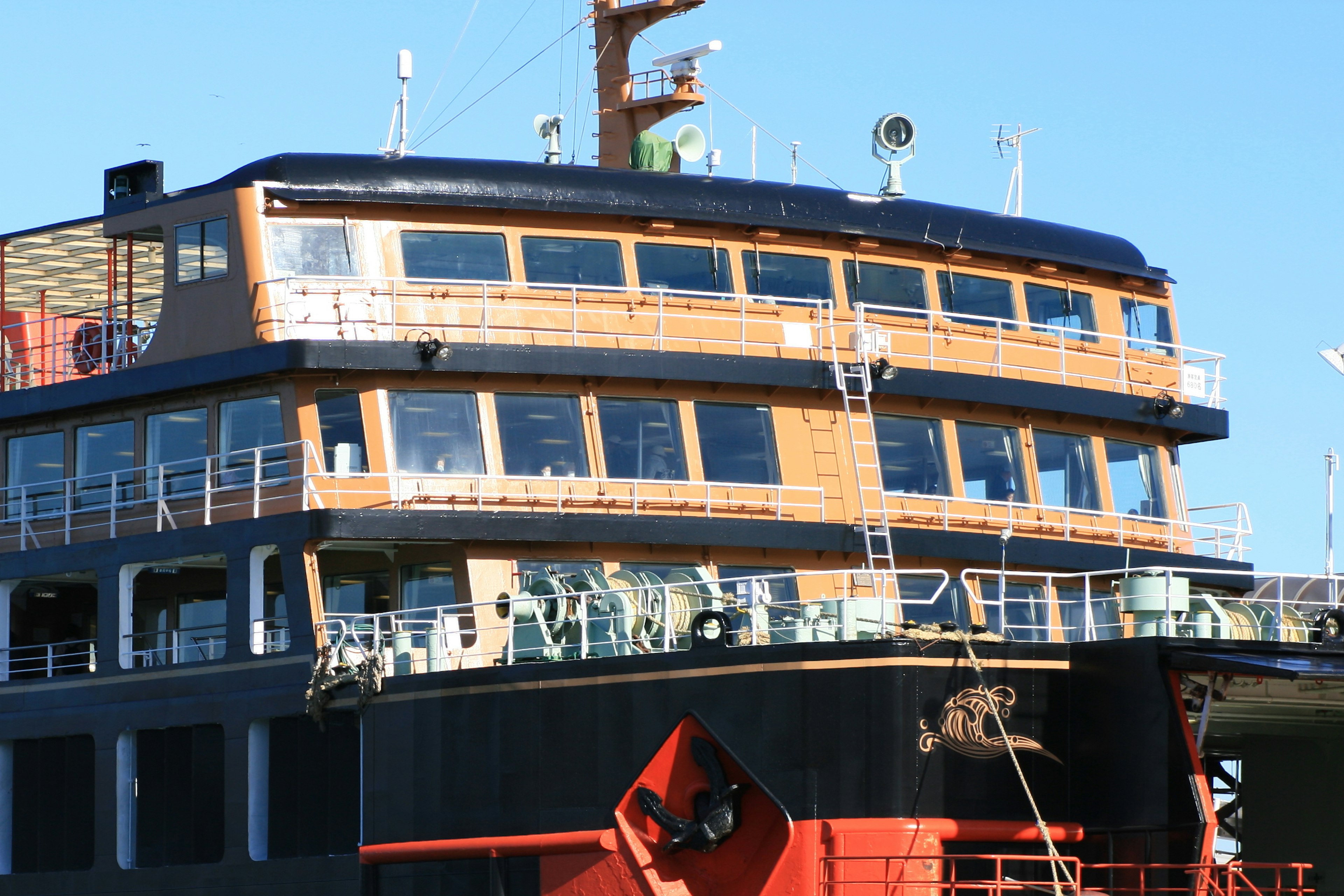 Vista de proa de un gran barco con un diseño distintivo