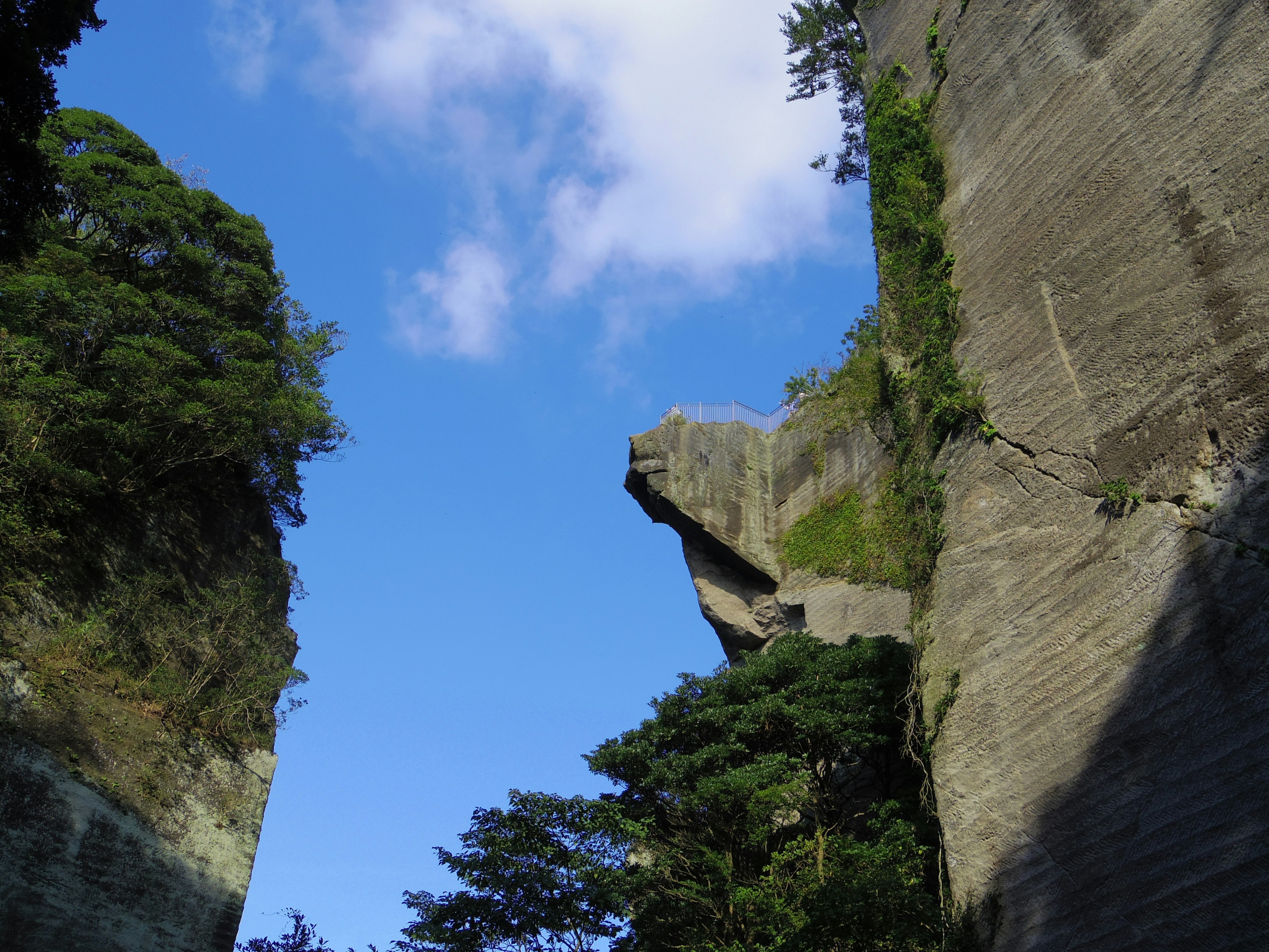 Vista panoramica tra grandi formazioni rocciose sotto un cielo blu