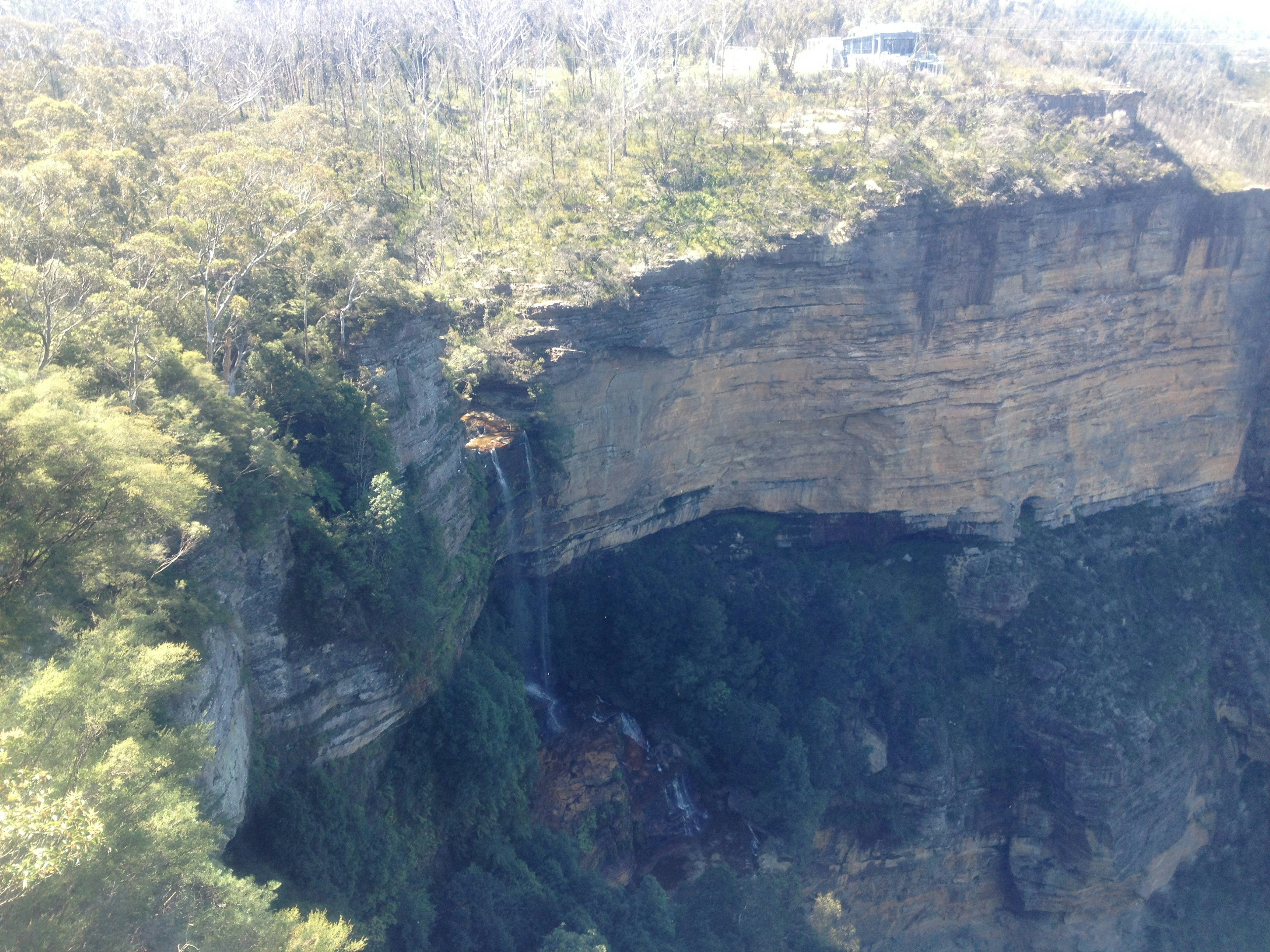 Vista panoramica di una scogliera con vegetazione e una cascata