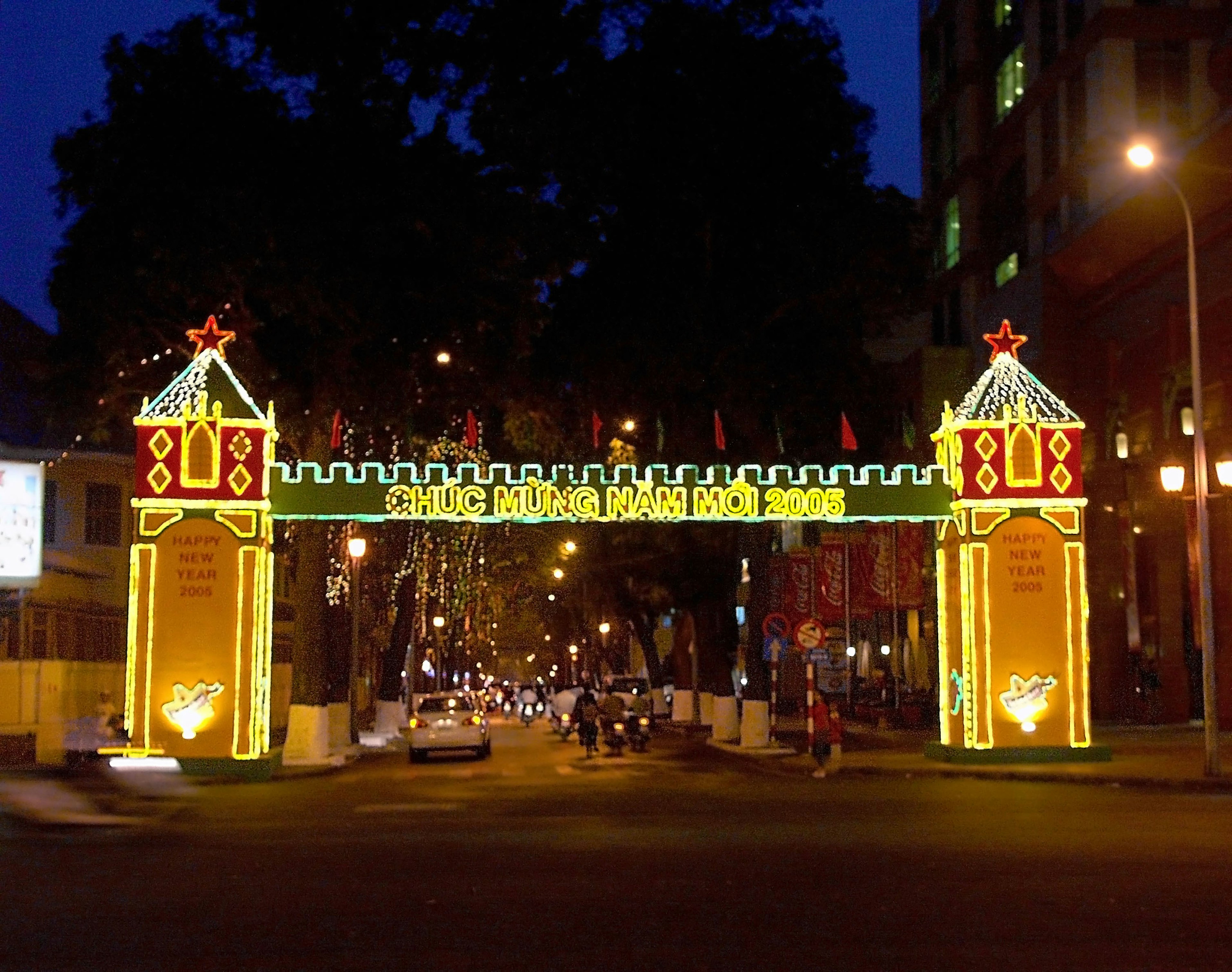 夜晚城市中闪烁的彩色拱门装饰