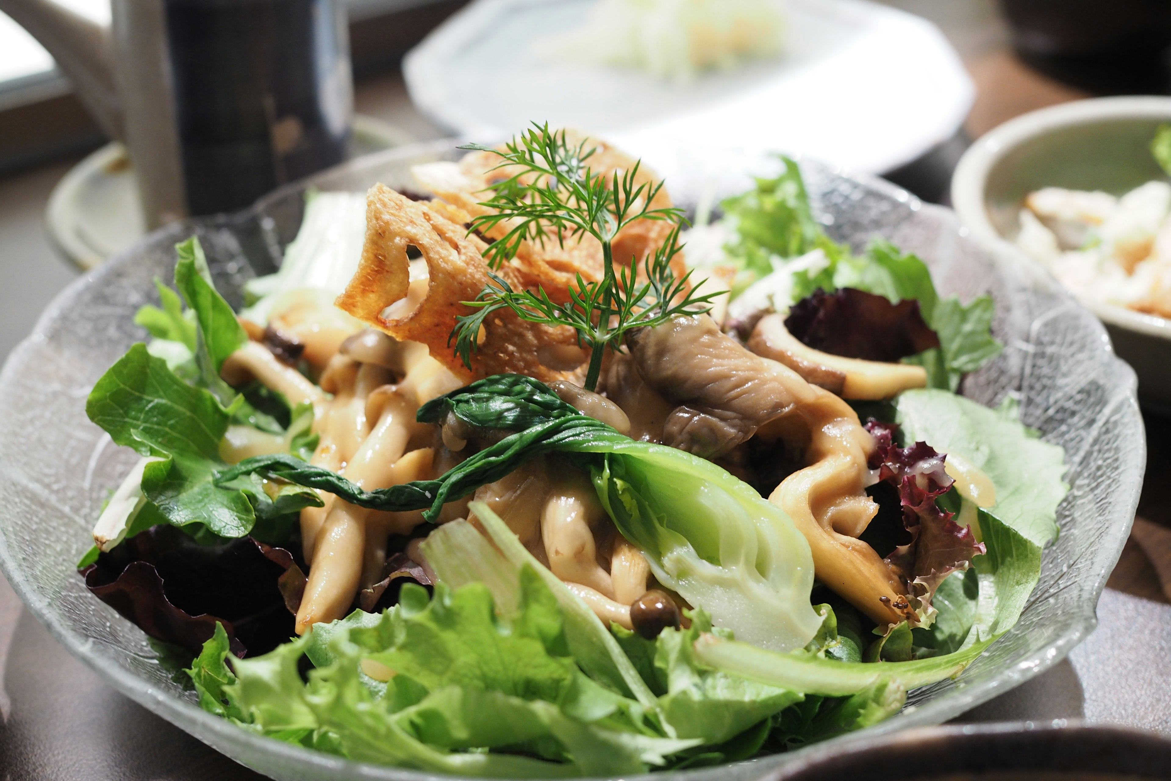 Une salade avec des légumes frais et des champignons