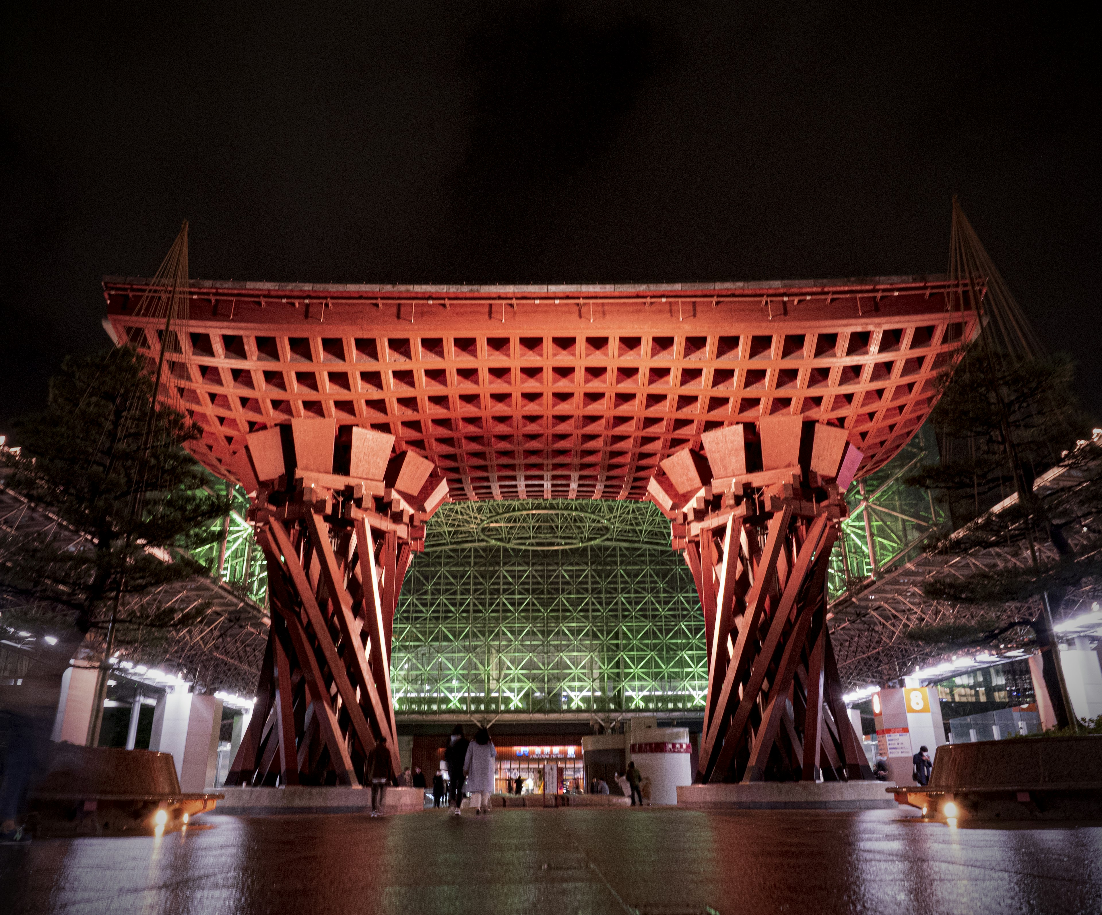 Gran estructura de madera en la entrada del Museo de Arte Contemporáneo del Siglo XXI de Kanazawa de noche