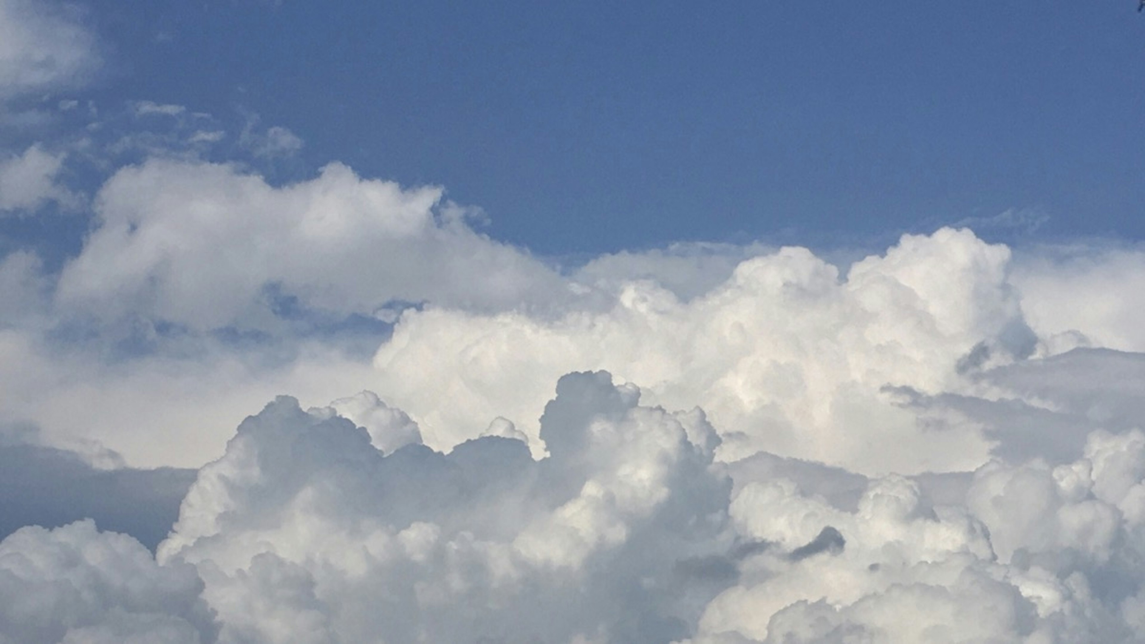 晴朗藍天下的蓬鬆白雲