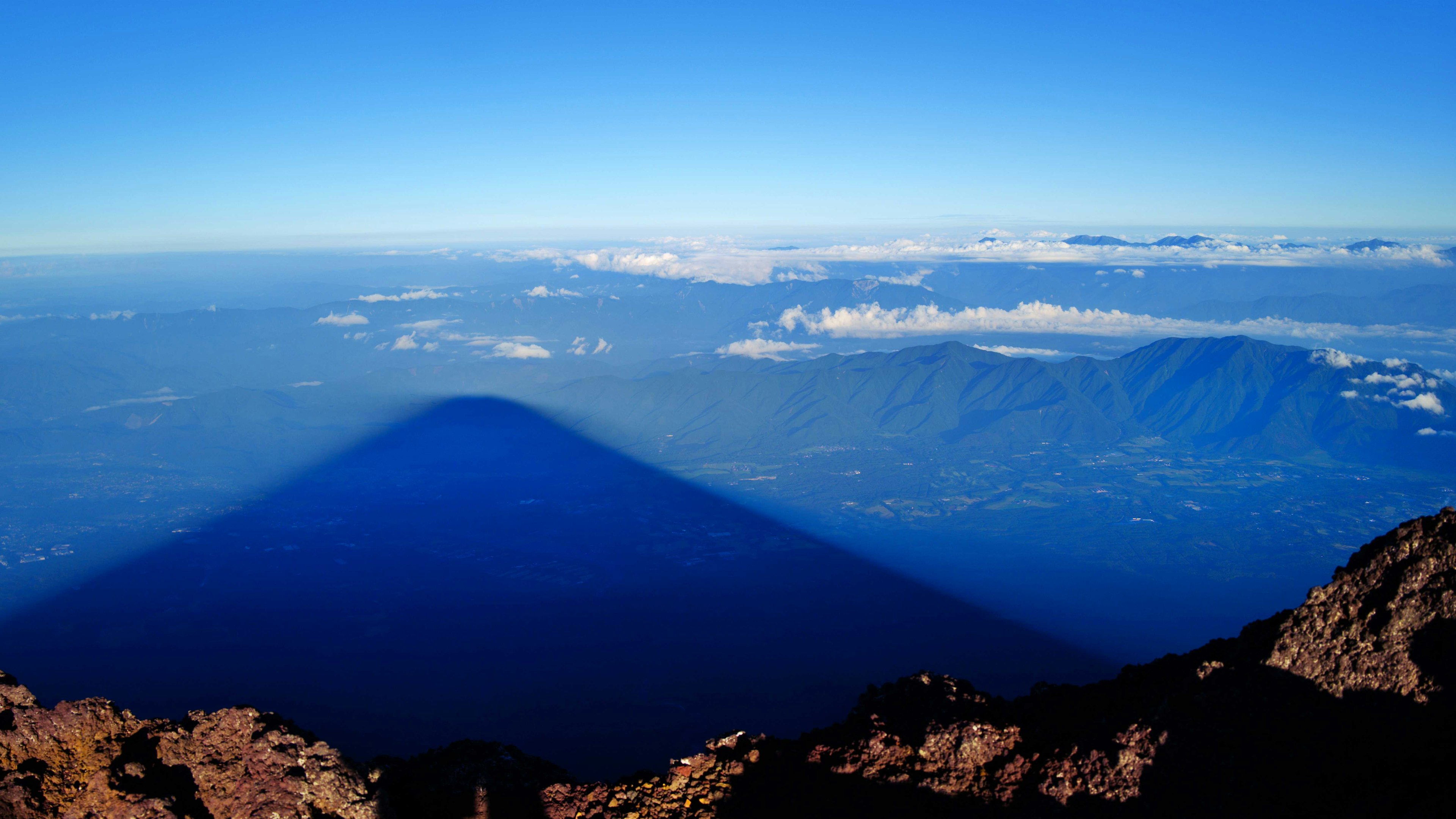 Un paesaggio stupendo che mostra l'ombra di una montagna contro un cielo blu