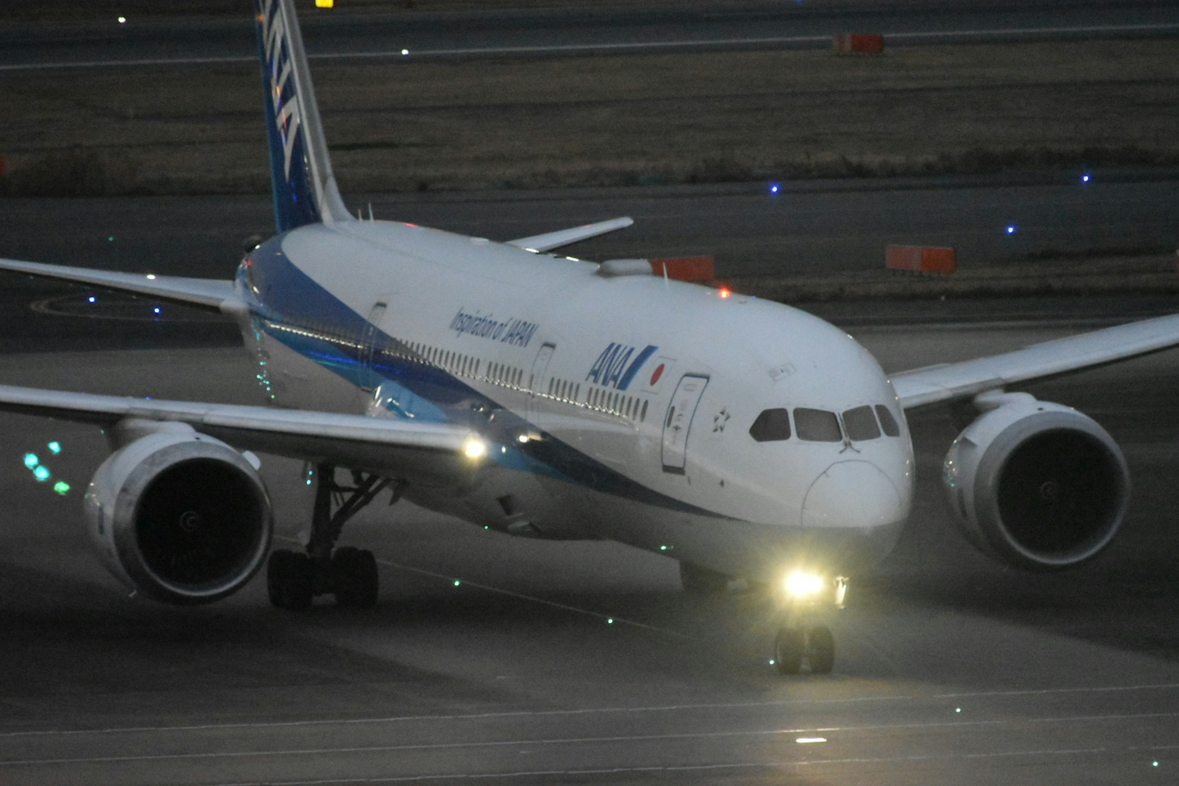 ANA Boeing 787 กำลังแล่นอยู่บนทางวิ่ง