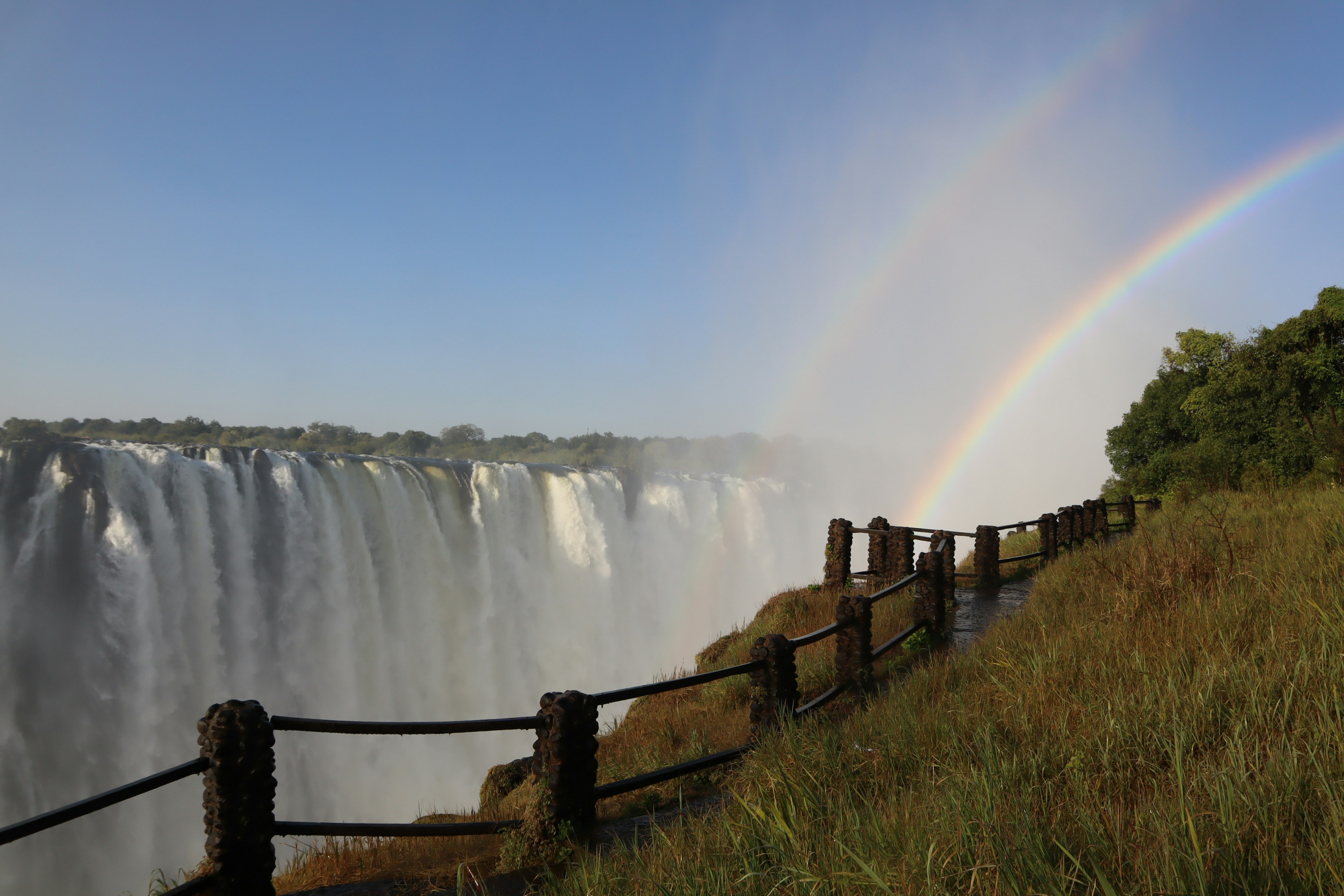 Vista majestuosa de las Cataratas Victoria con arcoíris visible