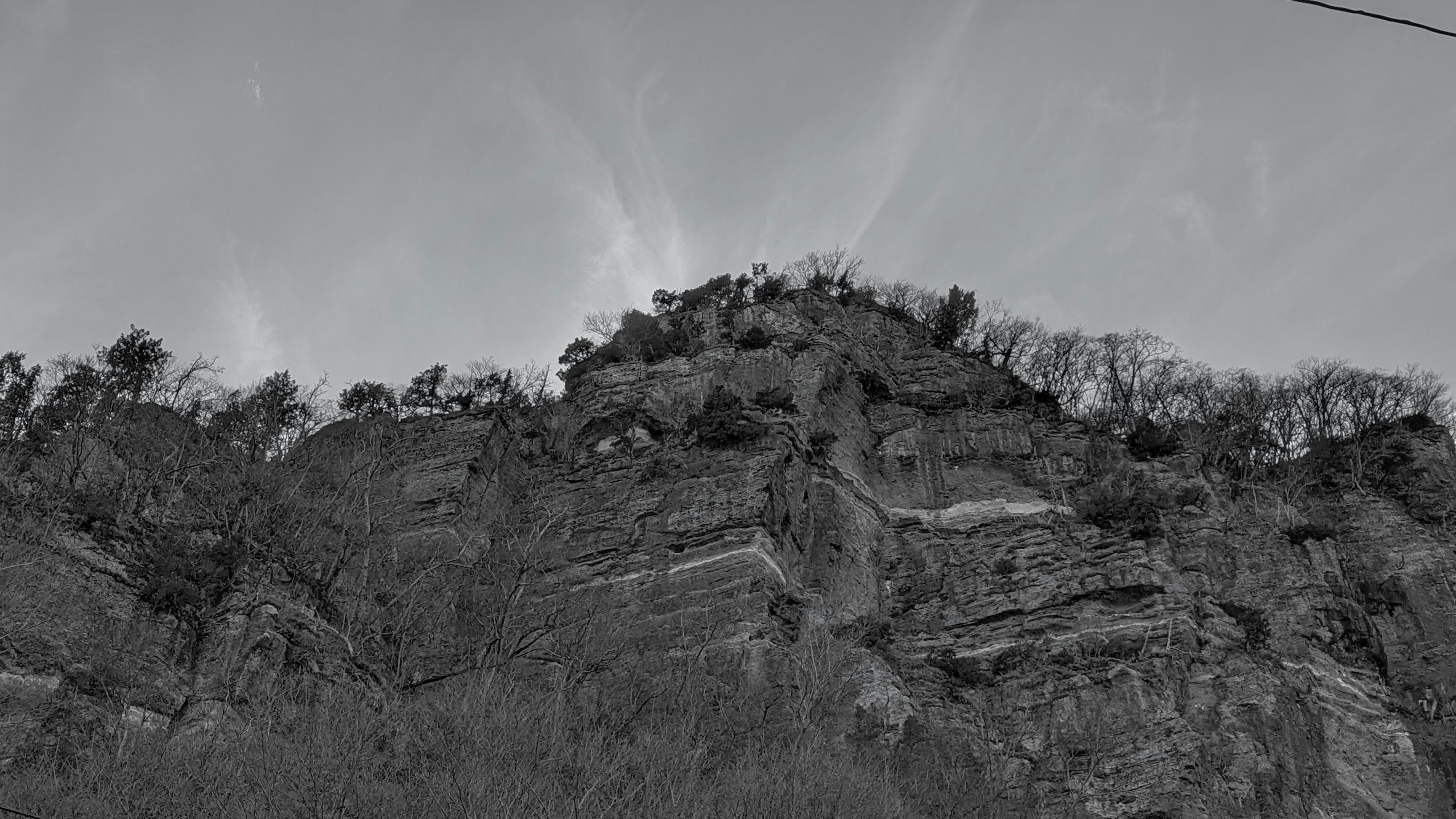 Paysage rocheux avec des arbres sur le sommet d'une montagne