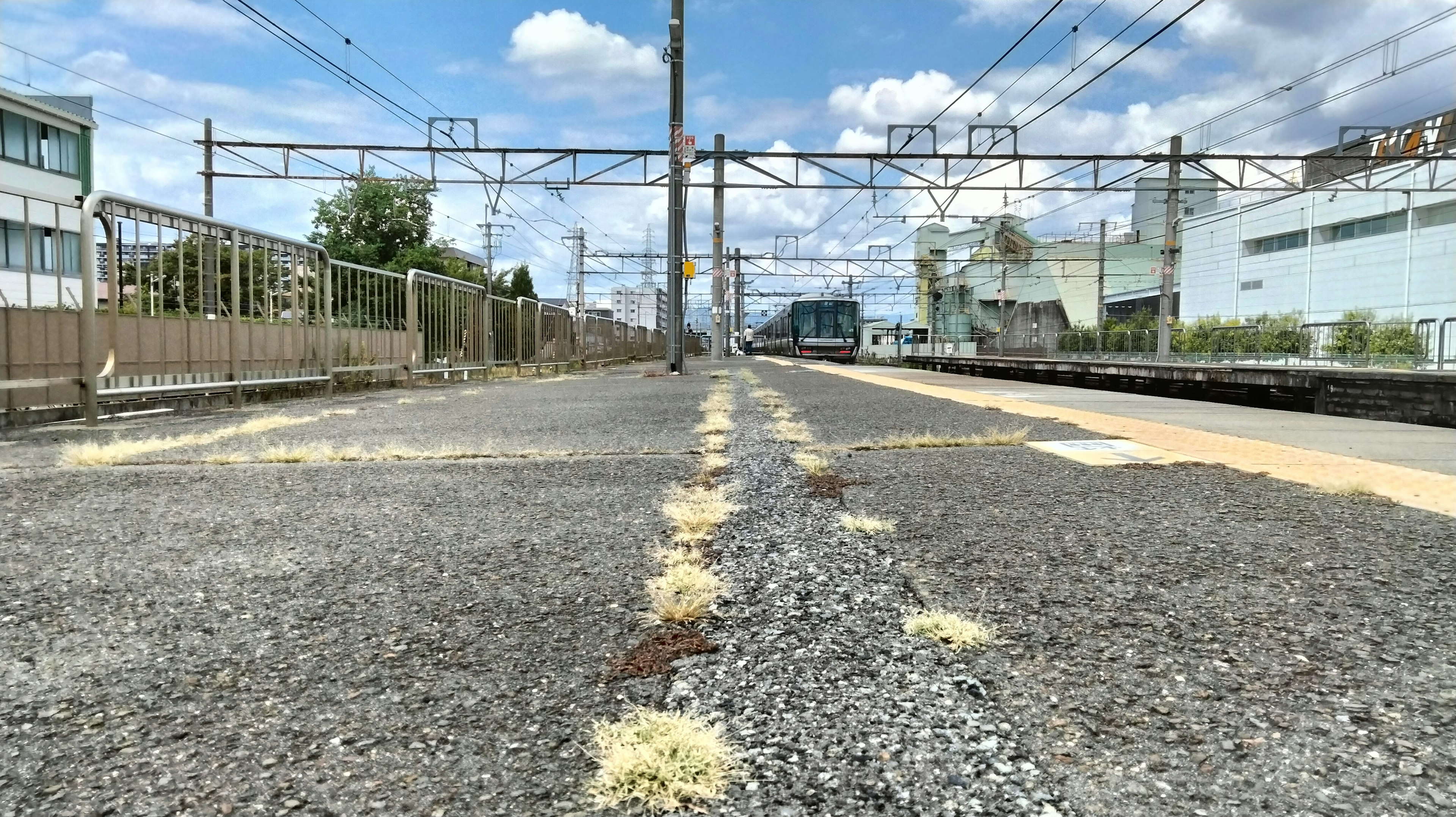 駅の線路と空を背景にした風景