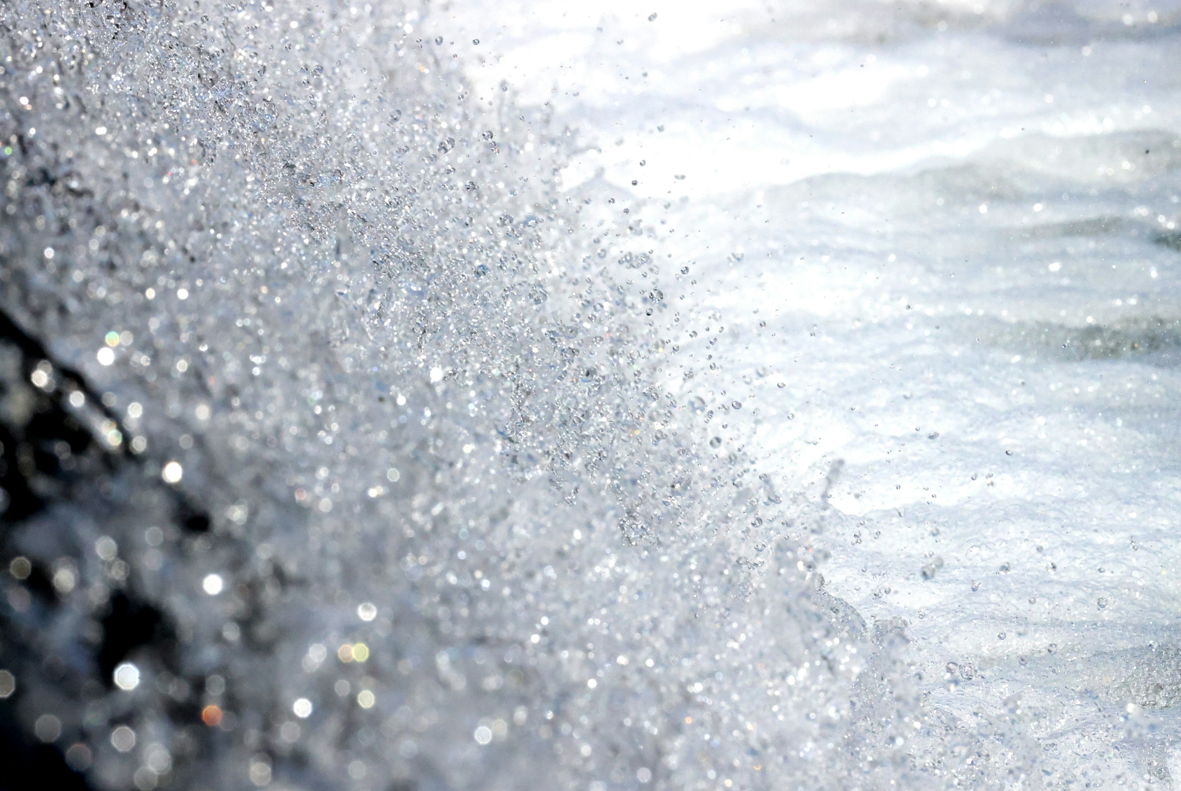 Primo piano di onde e spruzzi d'acqua schiumosa