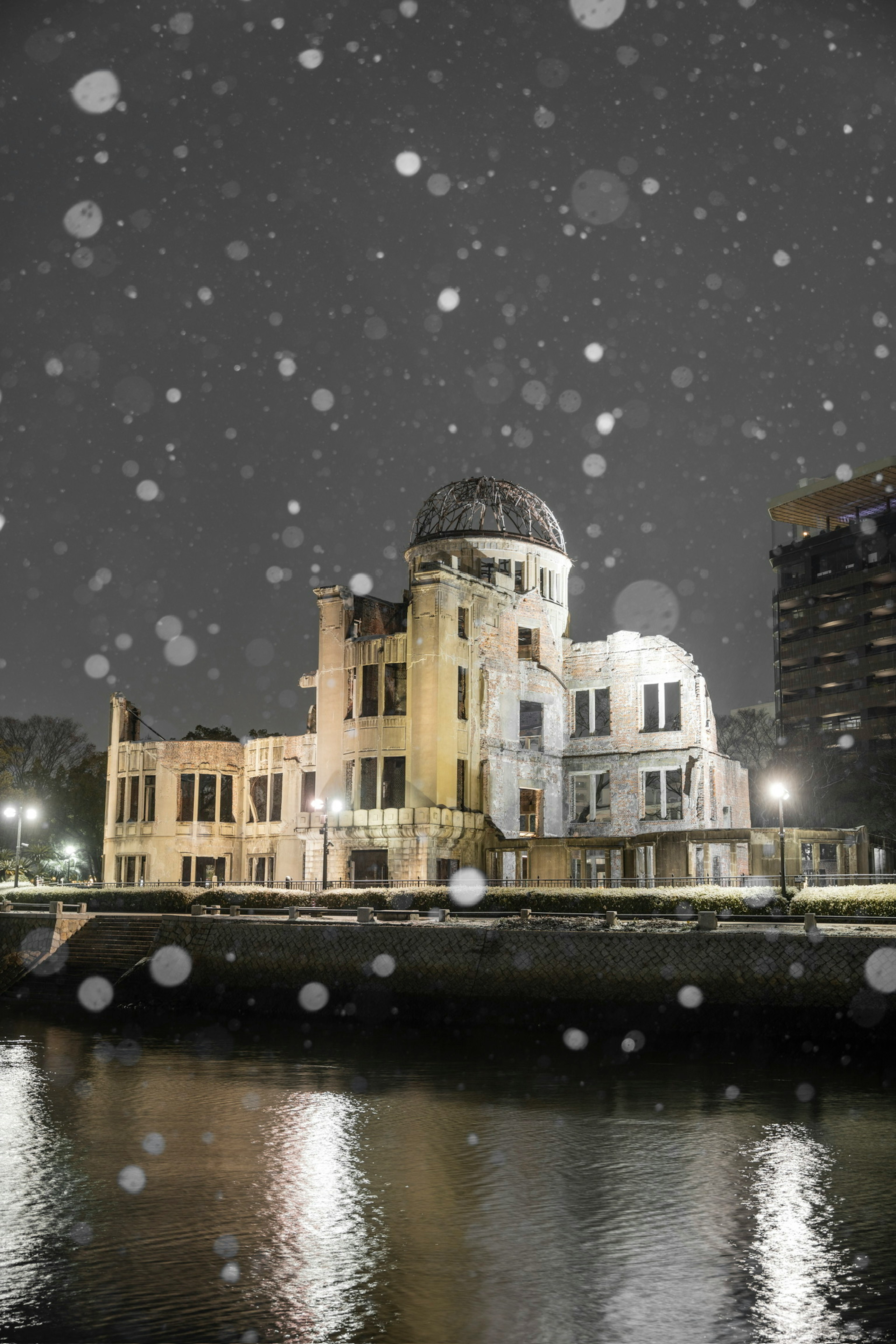 Bellissima vista notturna del Memoriale della pace di Hiroshima nella neve