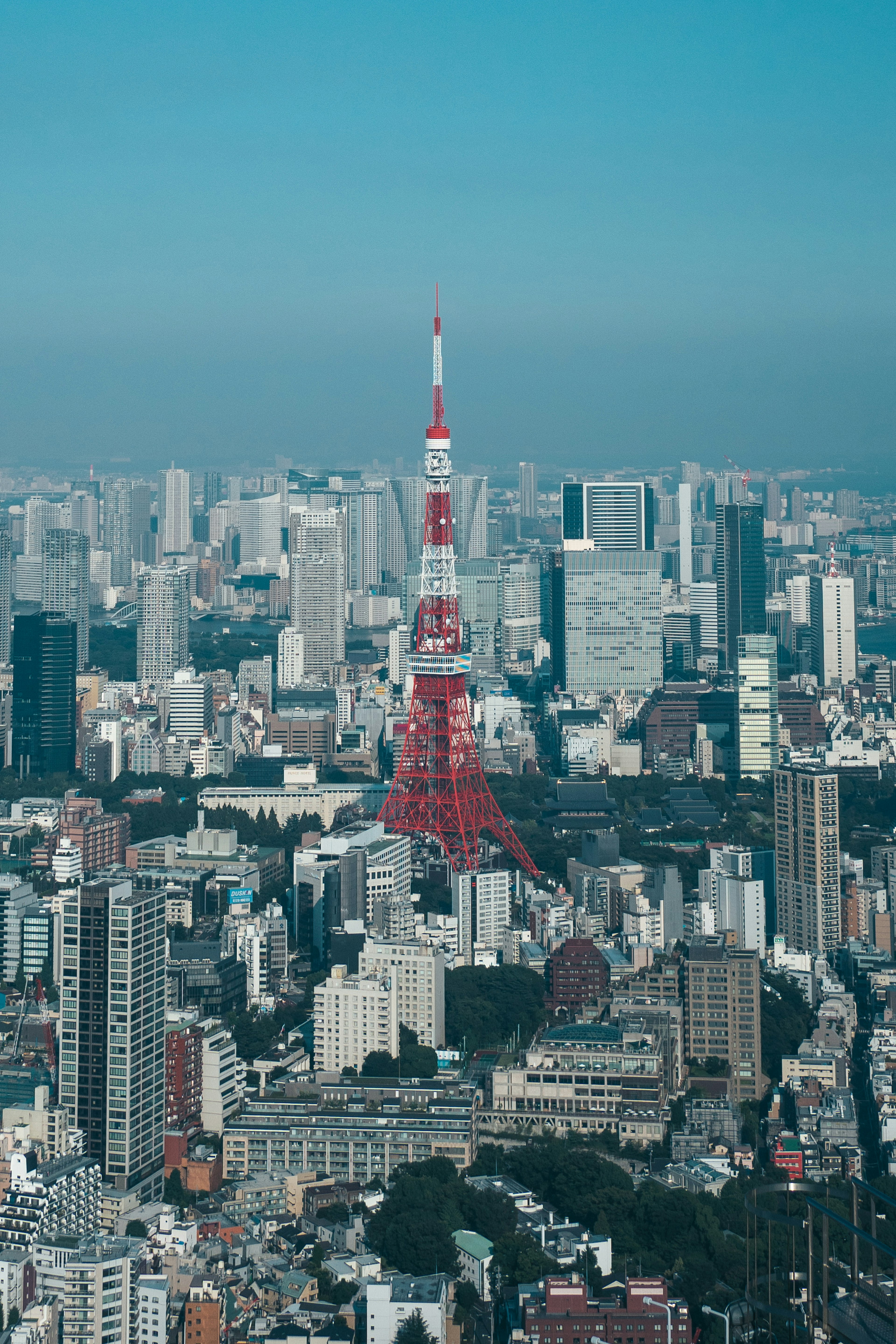 Pemandangan Menara Tokyo dikelilingi oleh cakrawala Tokyo