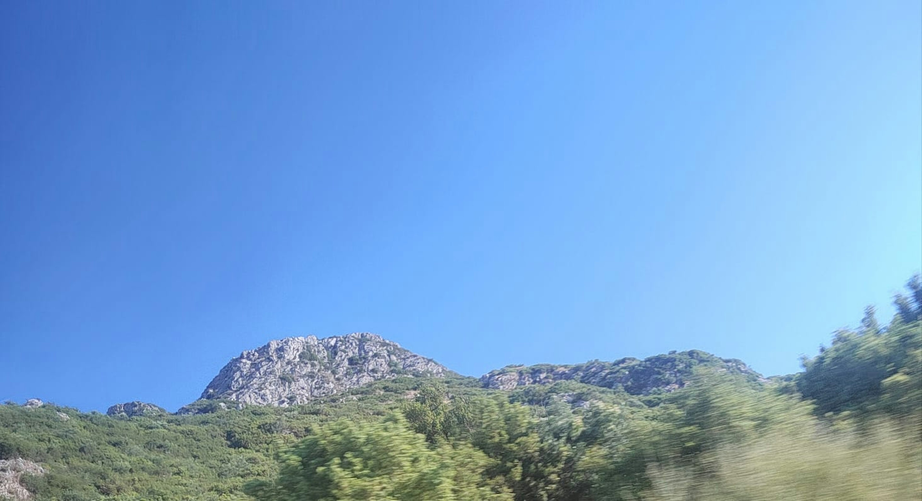 青空と緑豊かな山の風景