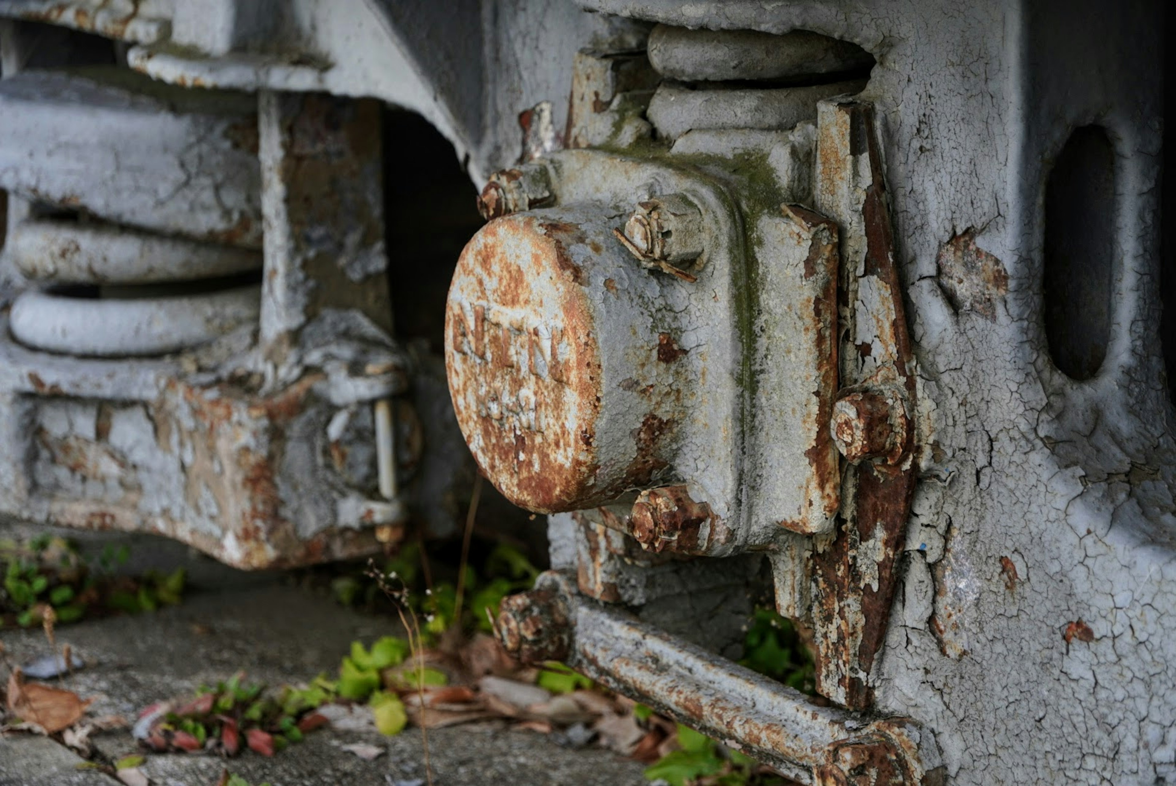 Partie de machine en métal rouillée avec de la mousse et de la corrosion