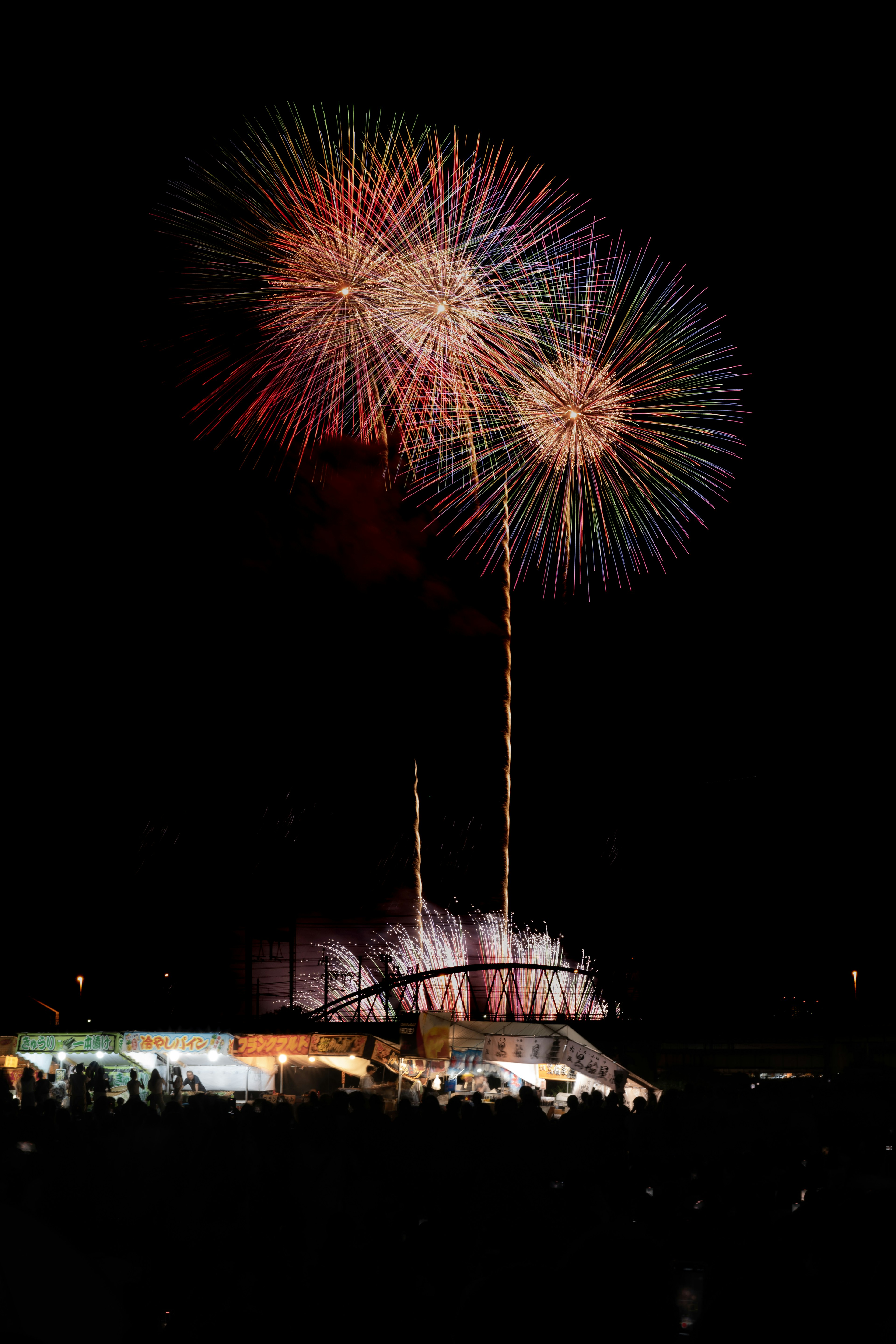 Des feux d'artifice colorés éclatant dans le ciel nocturne