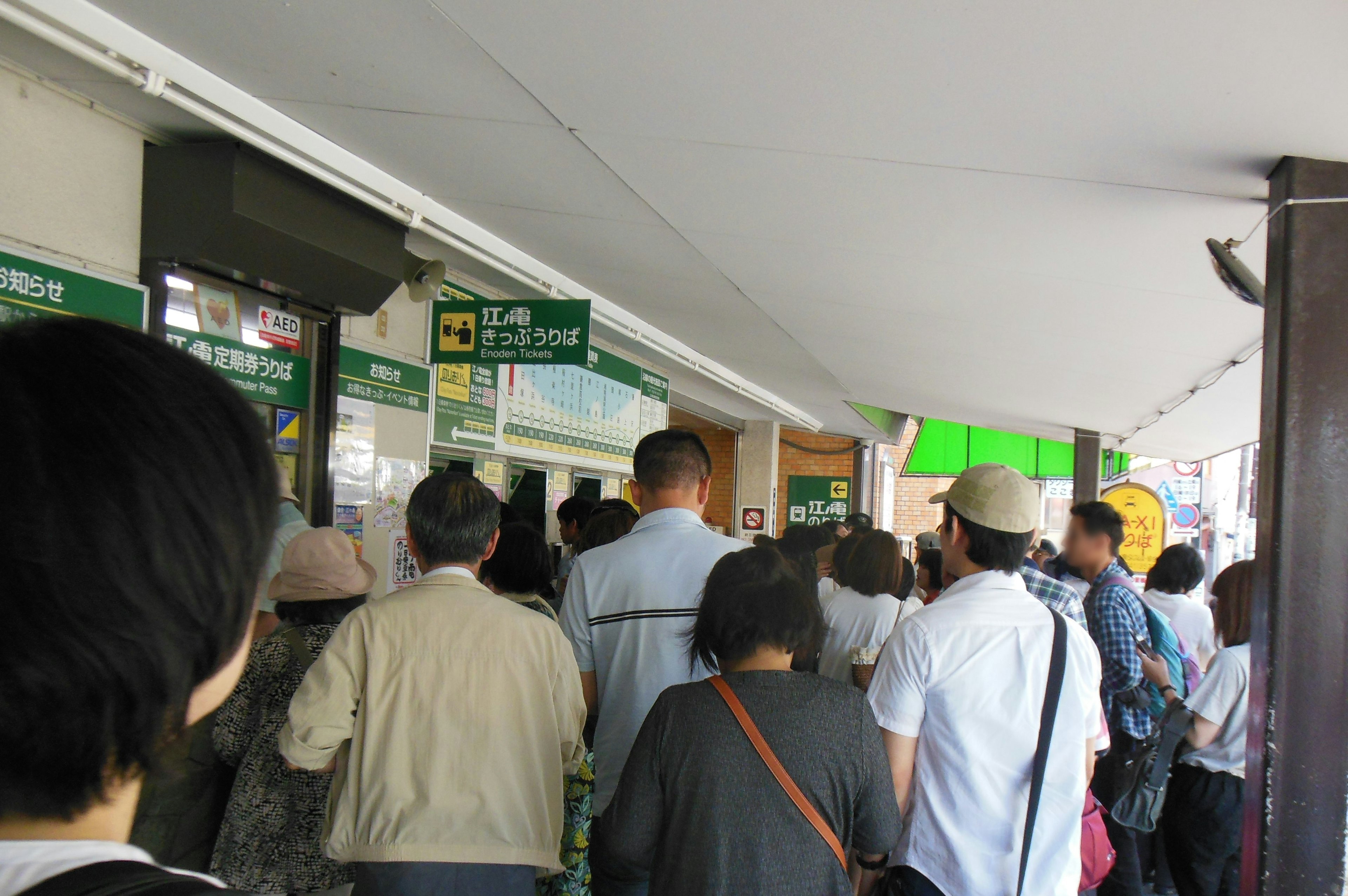 Une foule de personnes faisant la queue devant un magasin