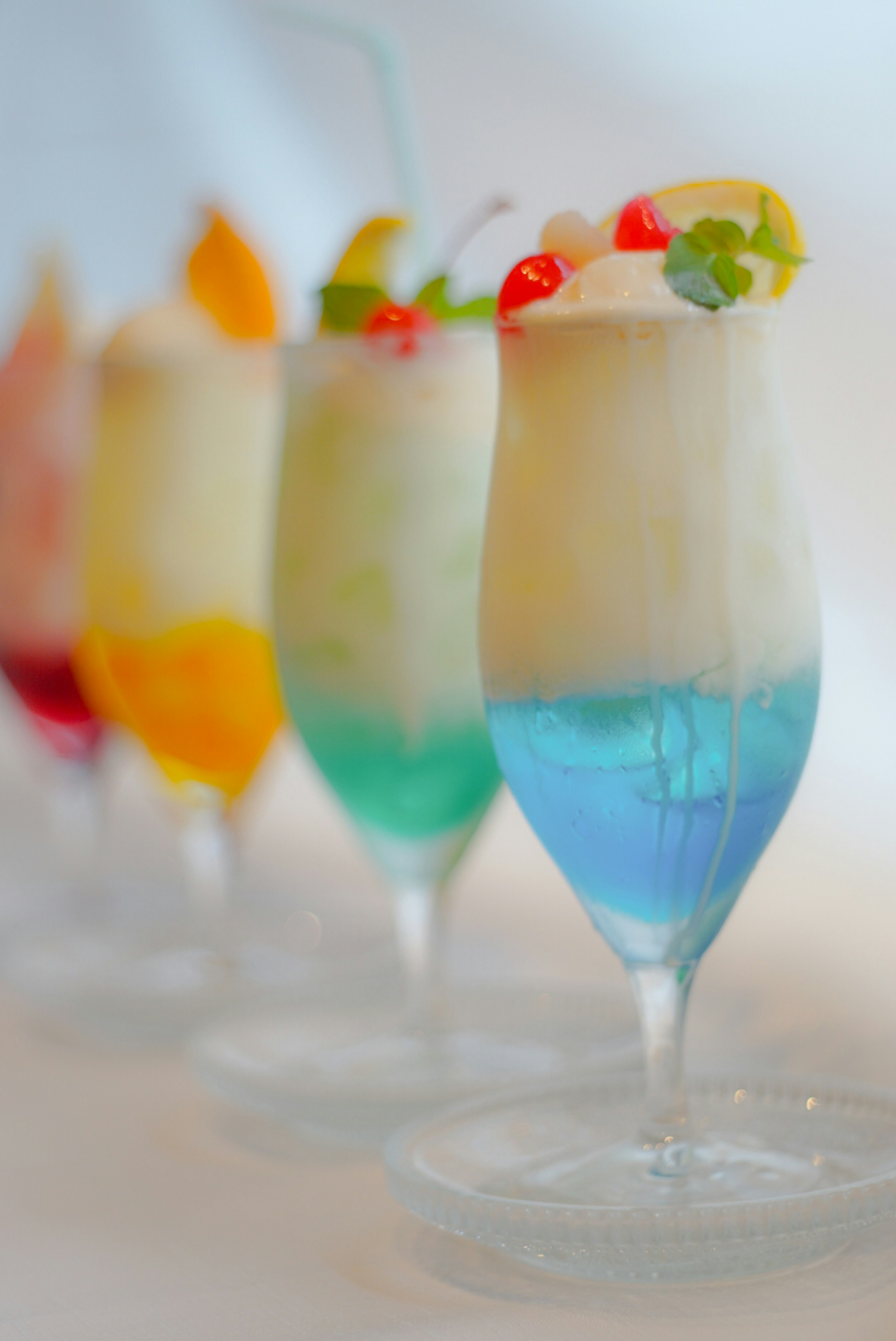 Cocktails colorés disposés en belle présentation avec garnitures