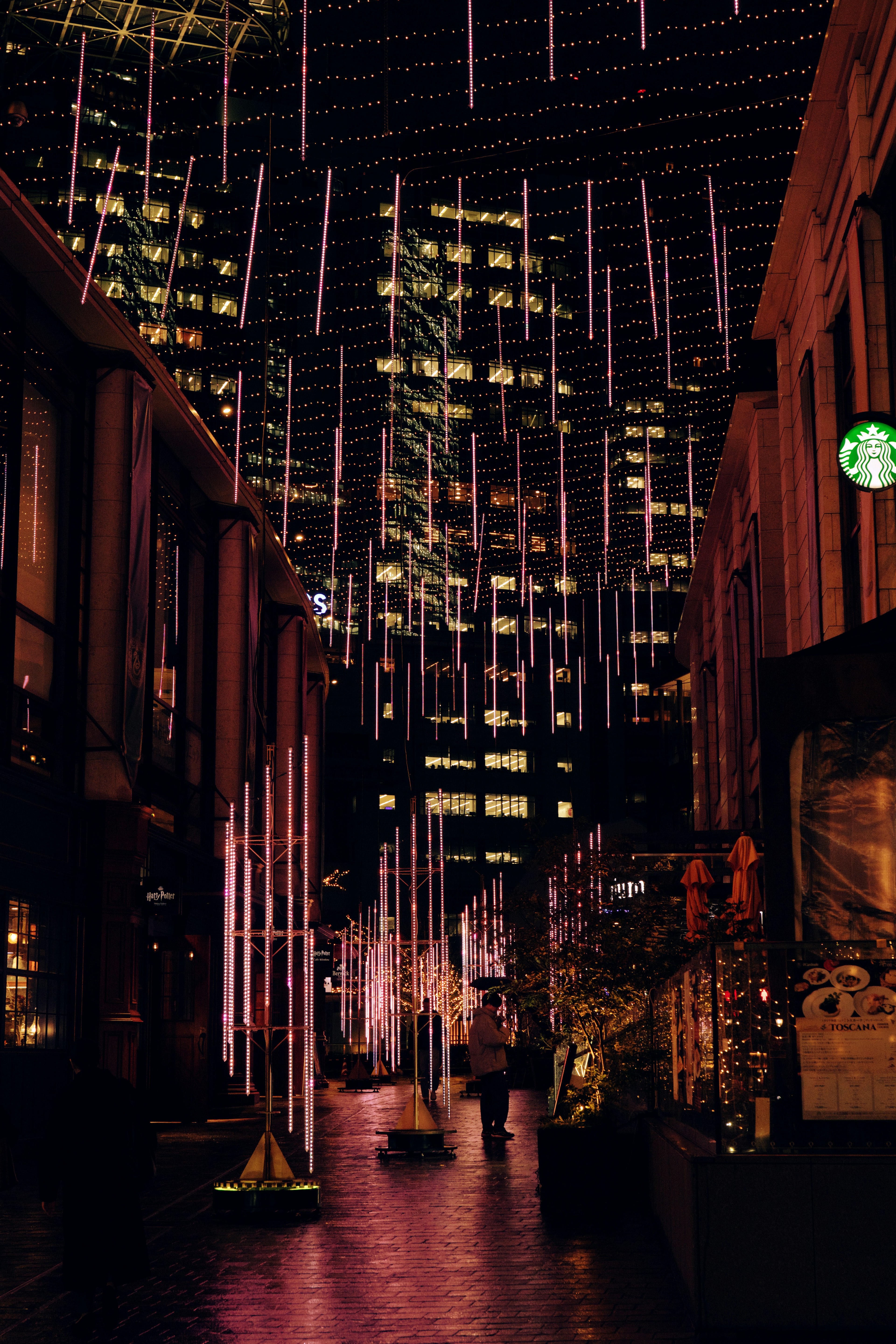 Eine Straße mit dekorativen Lichtern, die die Nacht erhellen