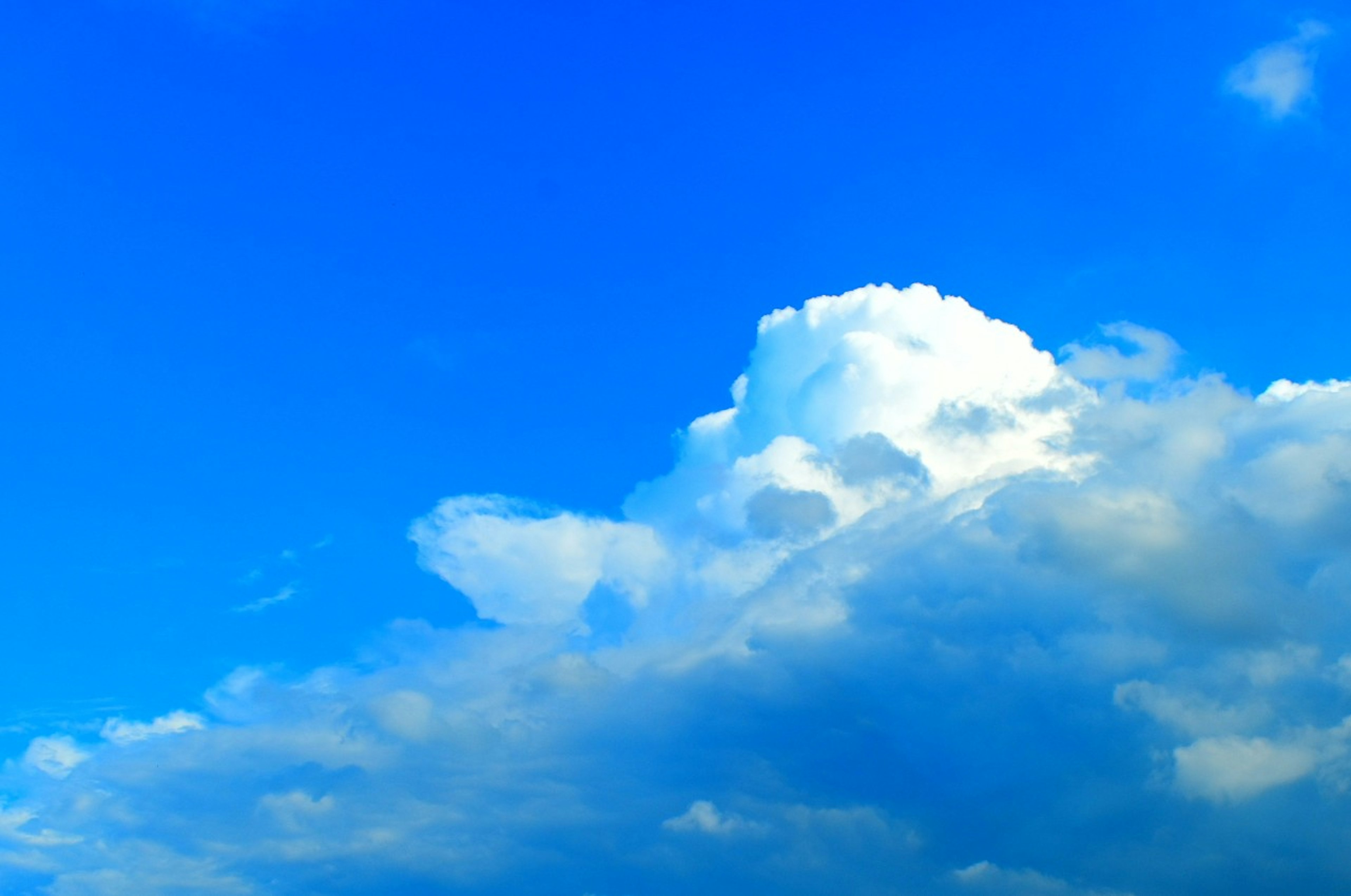 Schöne Aussicht auf weiße Wolken, die in einem blauen Himmel treiben