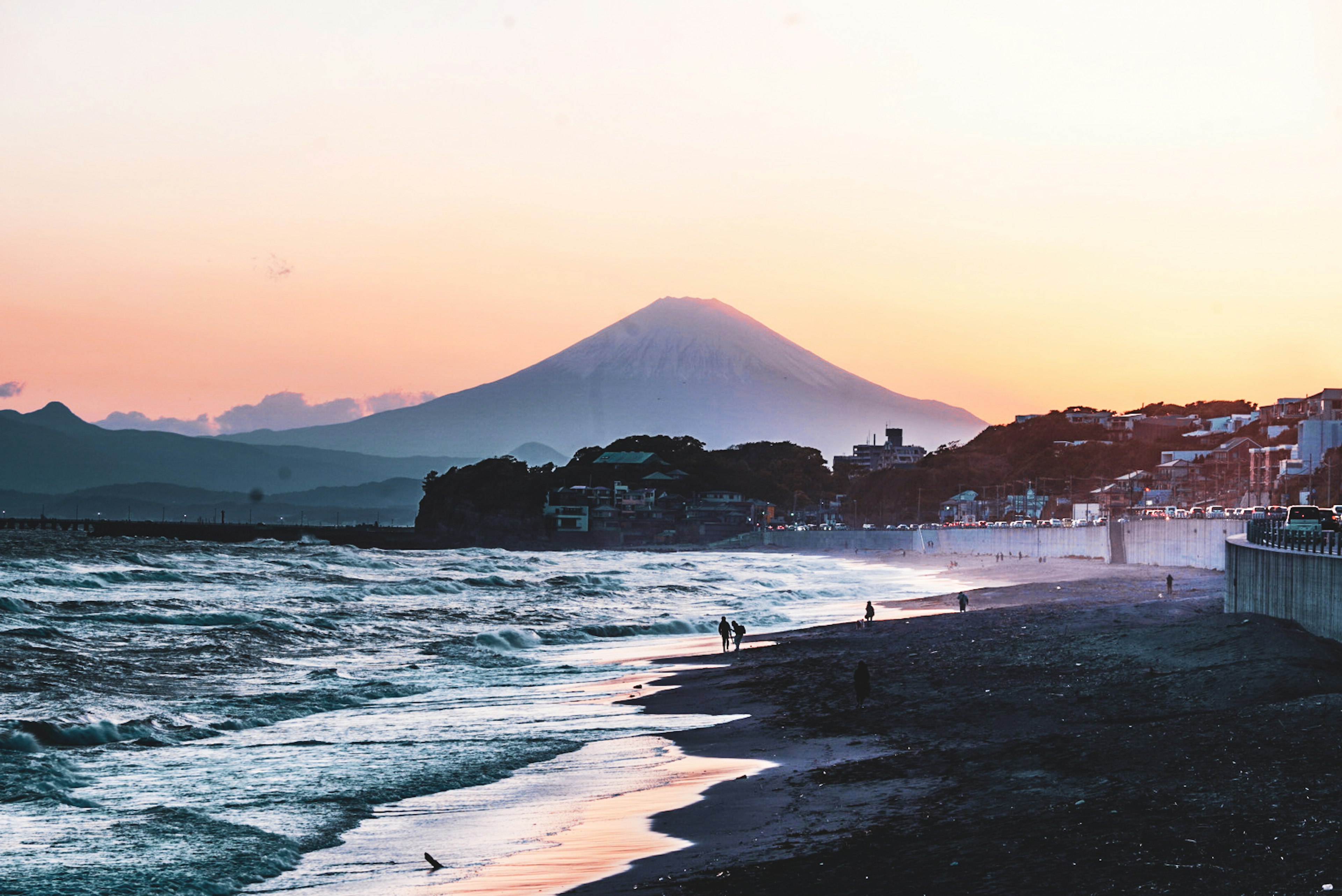 海岸日落景观，背景是富士山