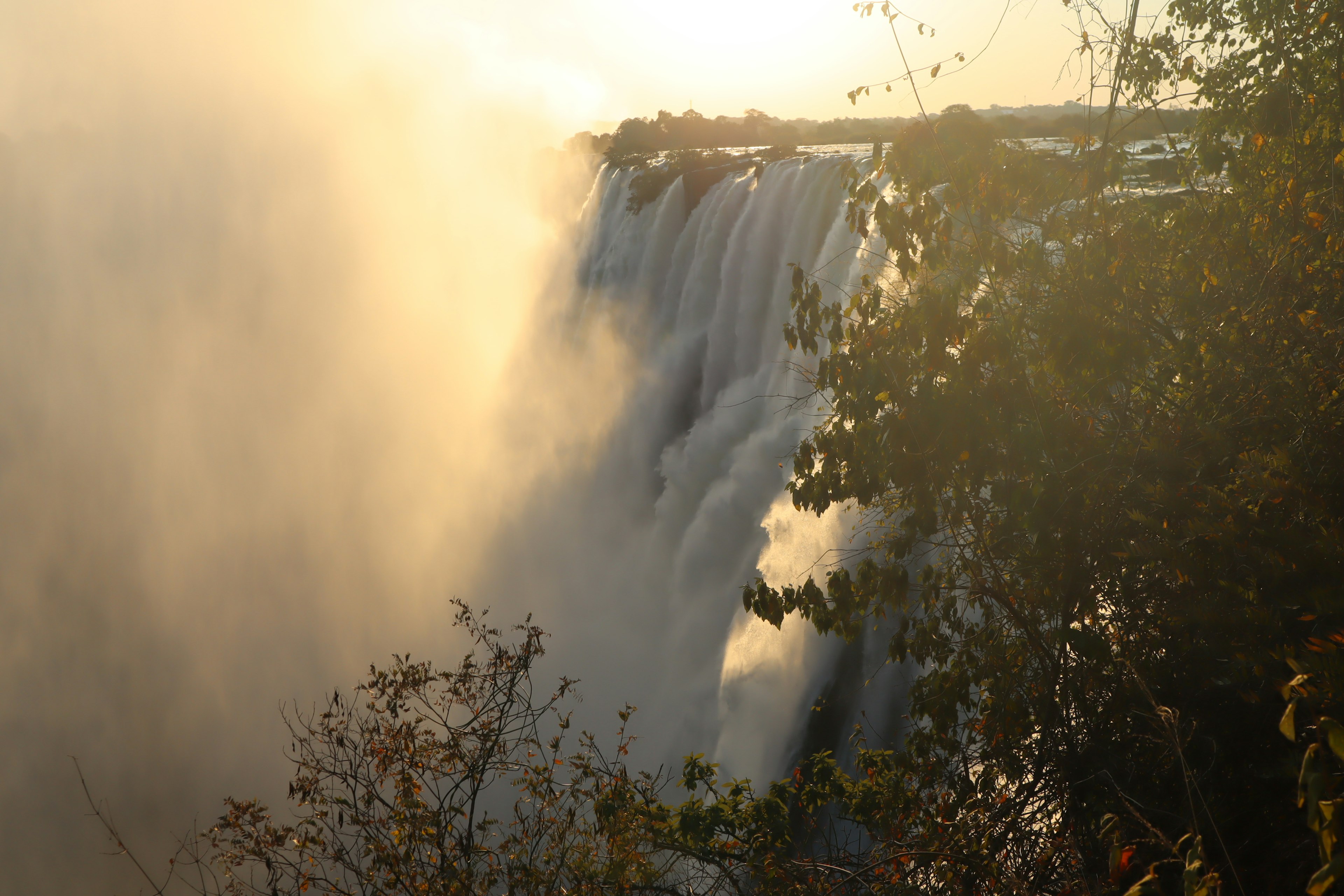 Majestätischer Wasserfallblick mit Sonnenuntergangslicht