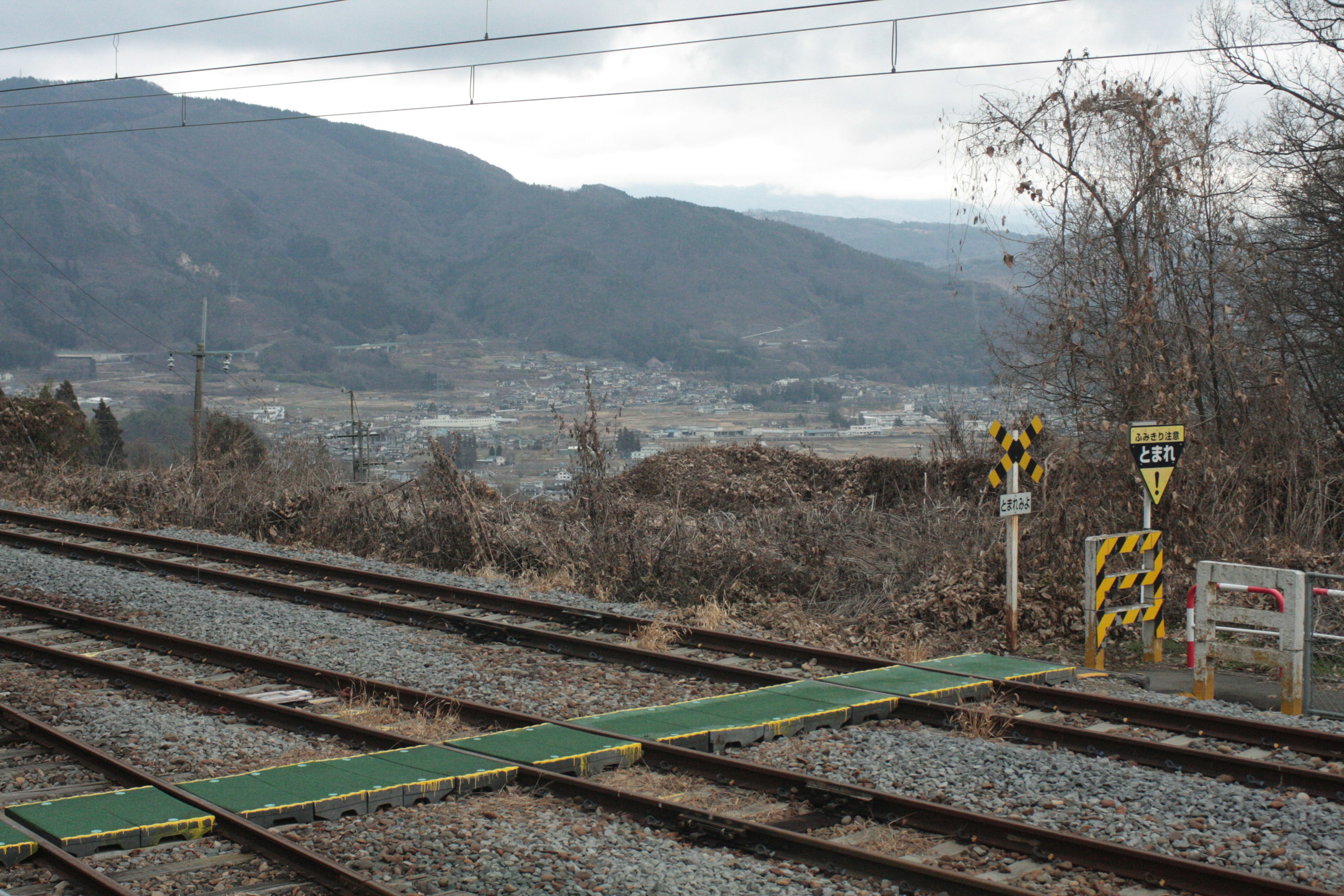 Vista escénica de las vías del tren con señales y montañas al fondo