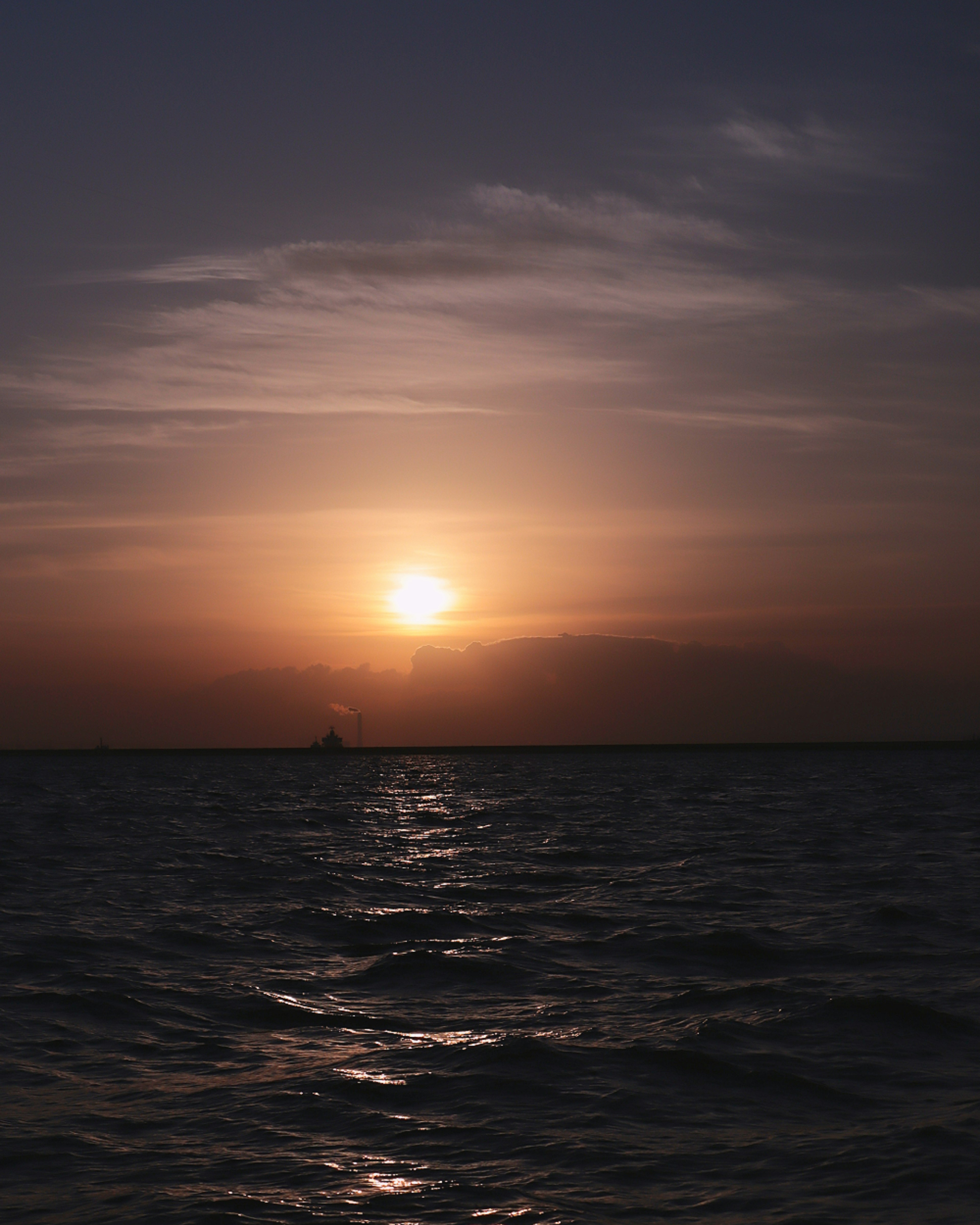 Coucher de soleil sur l'océan avec des vagues calmes