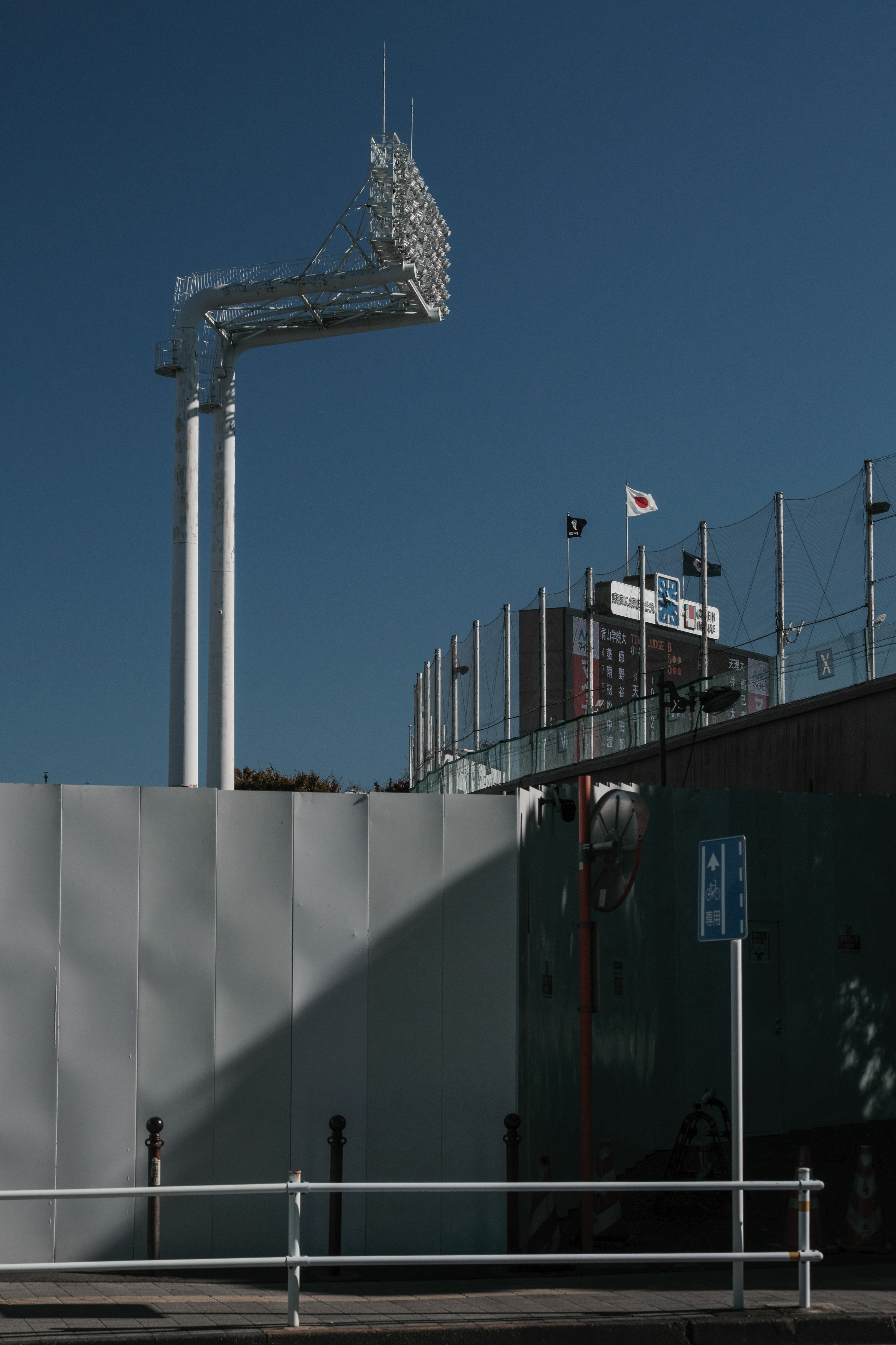 Pemandangan menara pencahayaan dan dinding peredam suara stadion