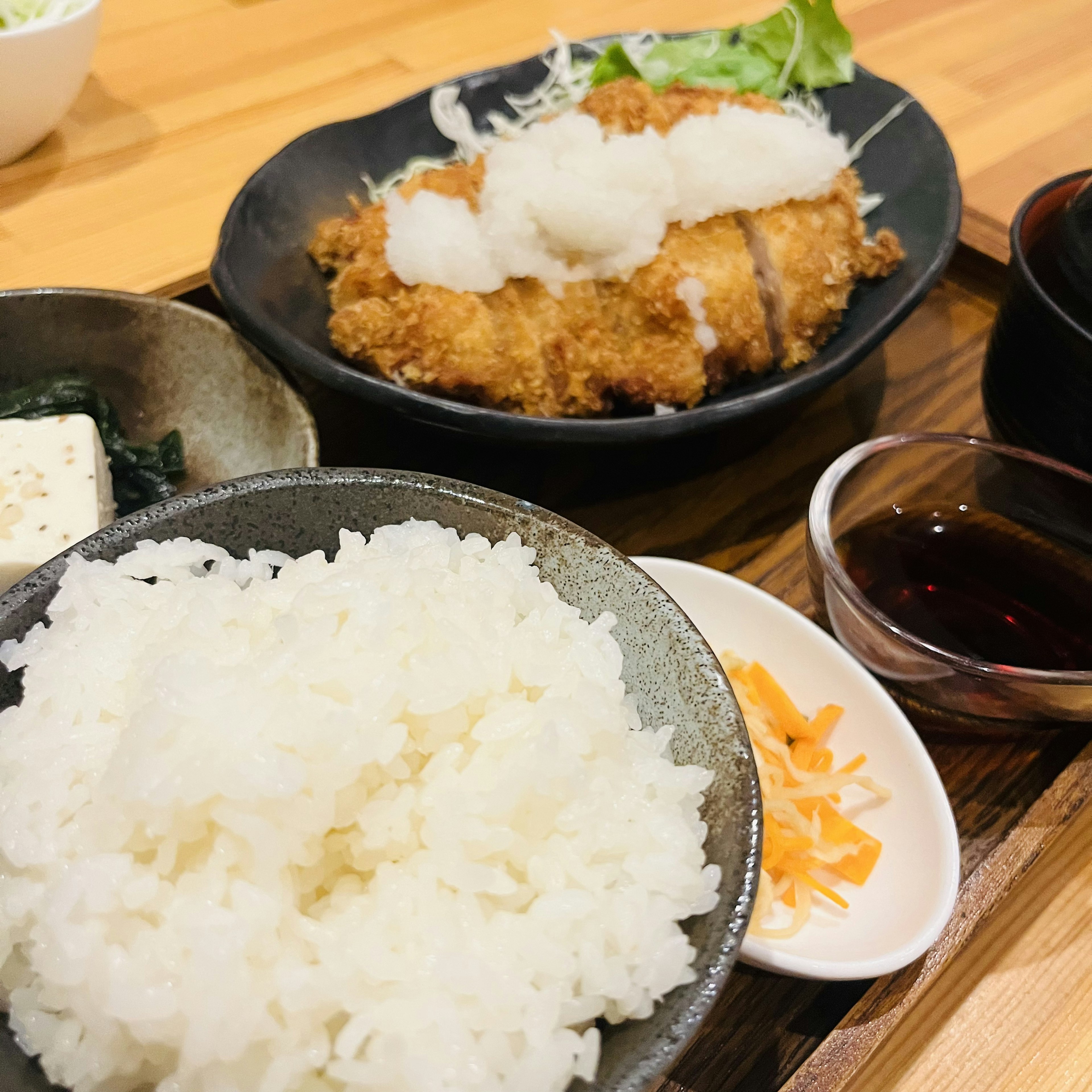 揚げ物とご飯のプレートが特徴の和食ランチ