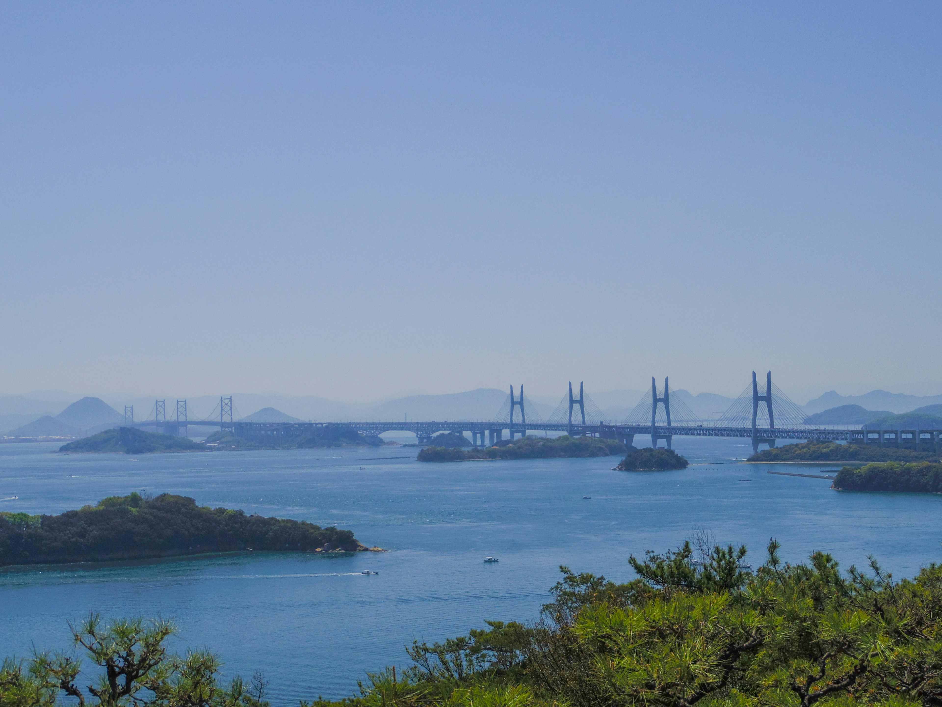 Vista escénica con mar azul y un puente