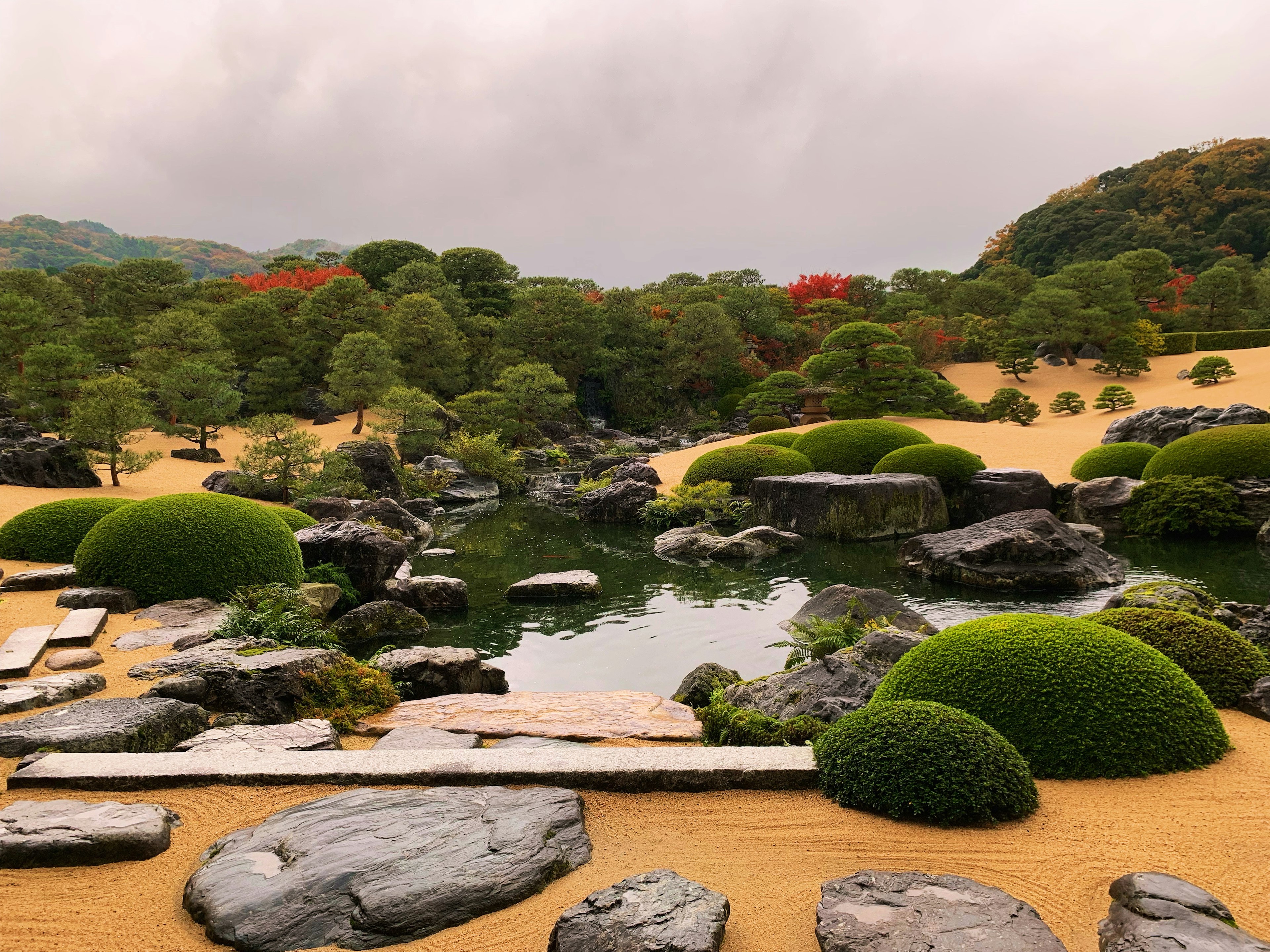 美しい日本庭園の景色 緑の植栽と池が調和した風景