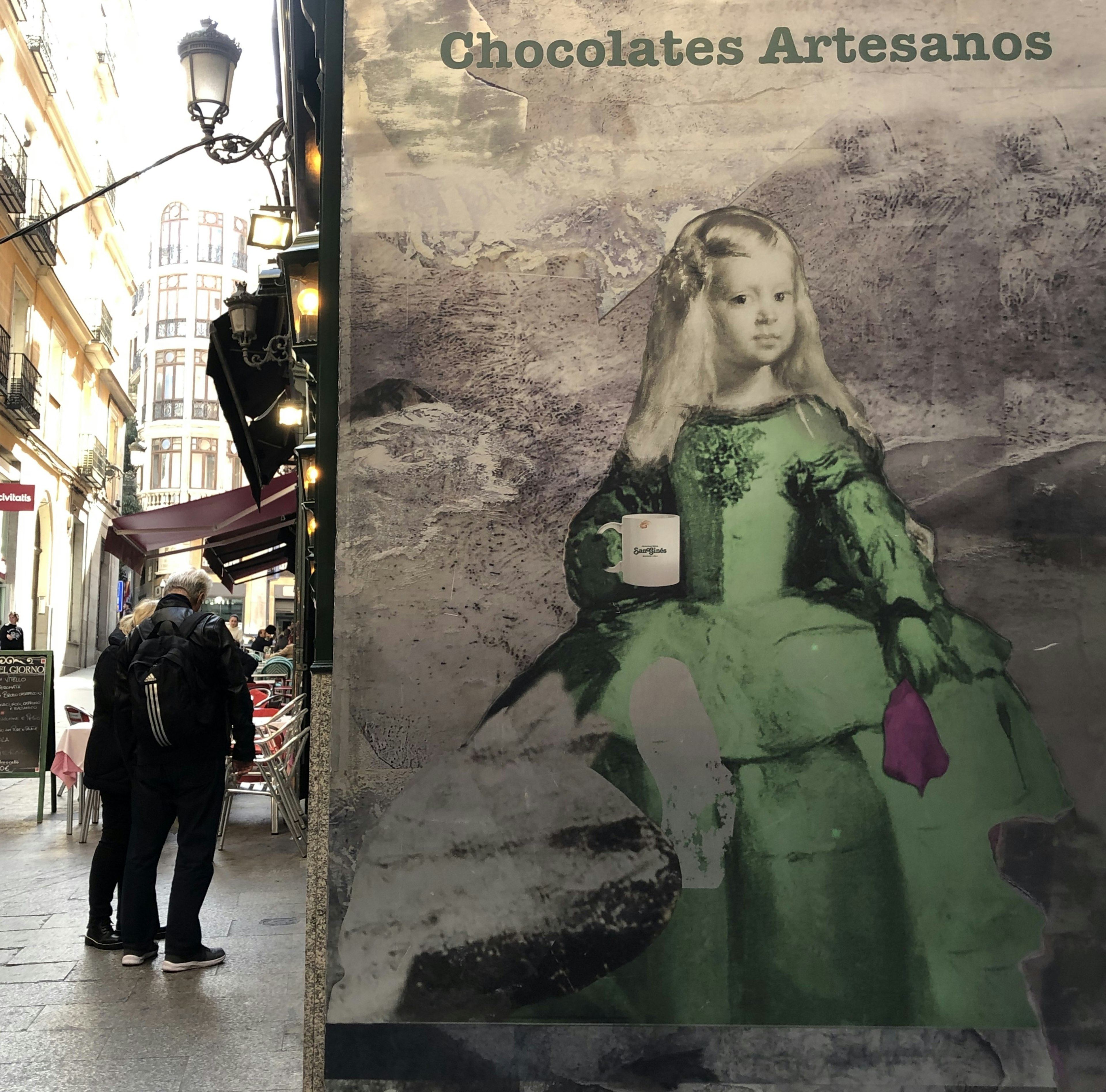 Mural d'une fille en robe verte devant une chocolaterie