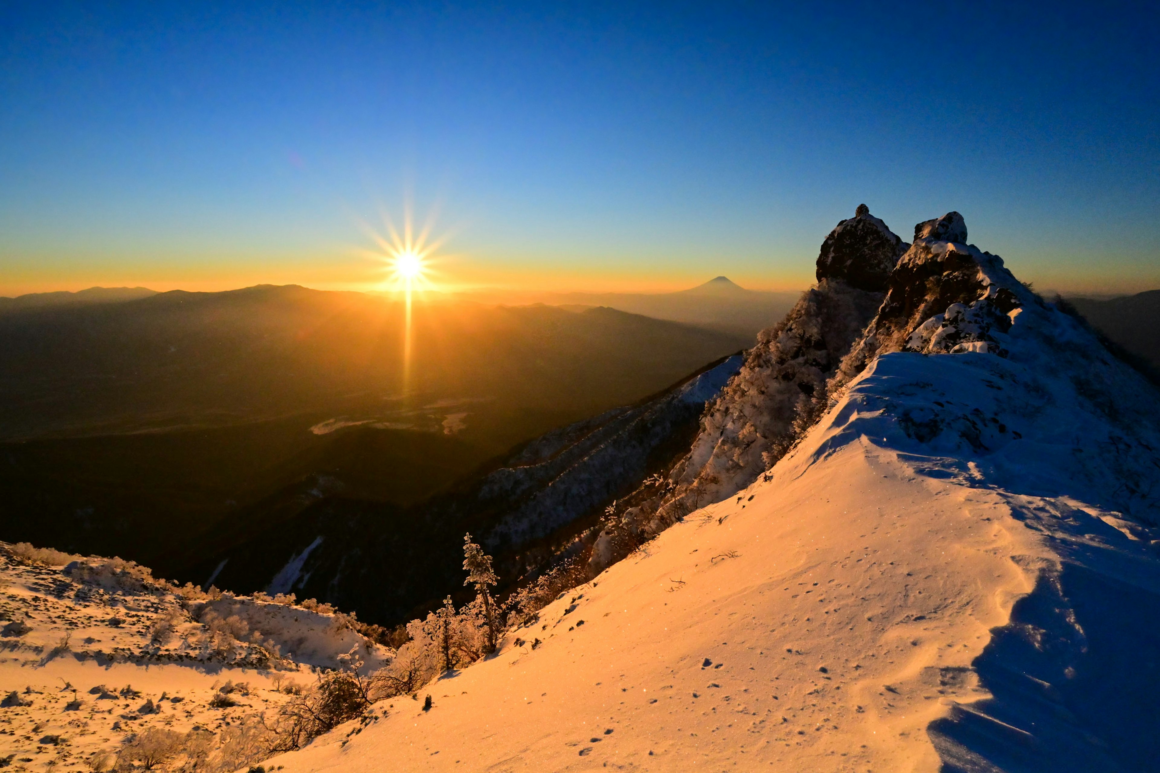 Vista mozzafiato dell'alba da una cima innevata