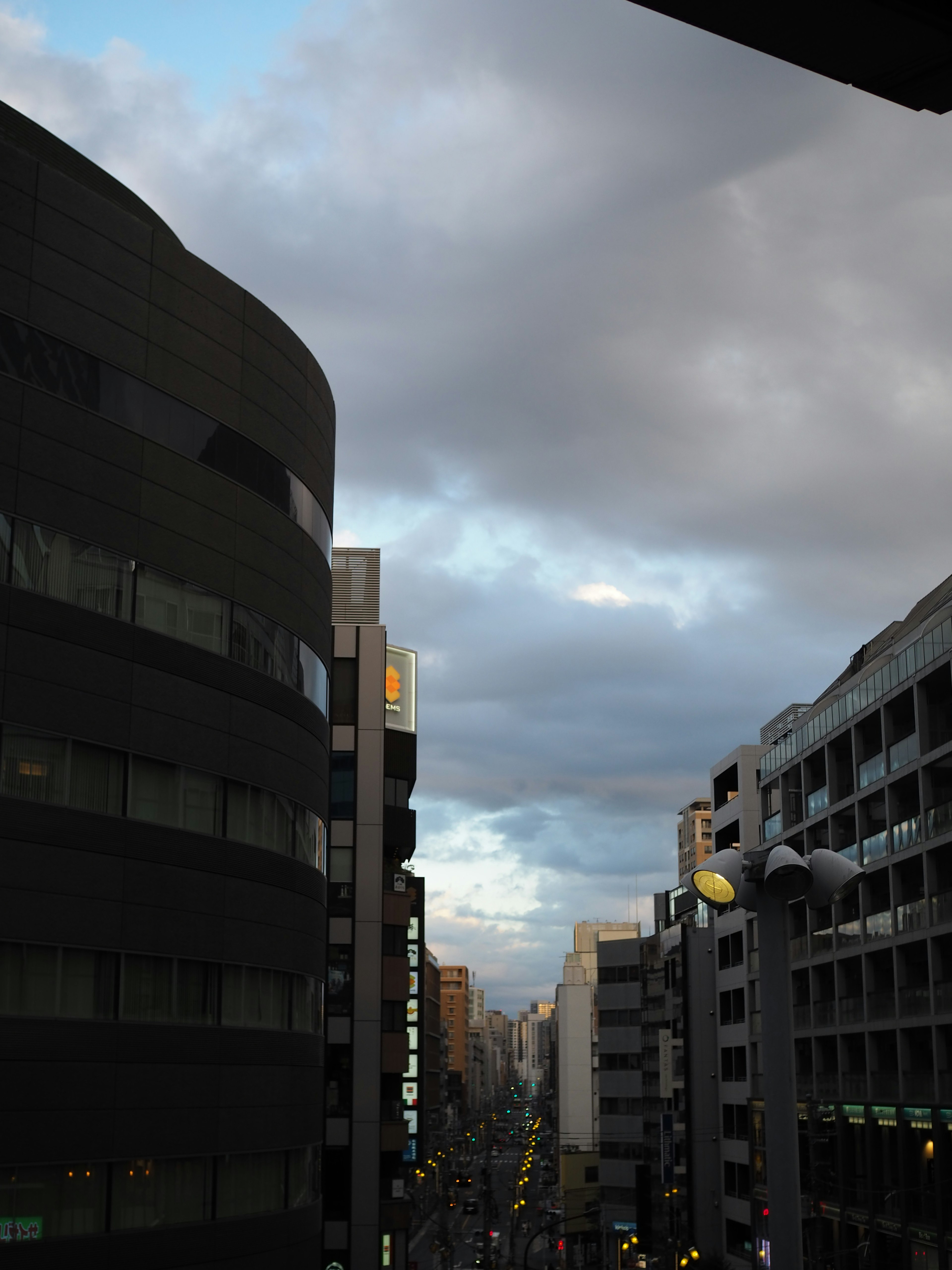 都市の街並みと曇り空の風景