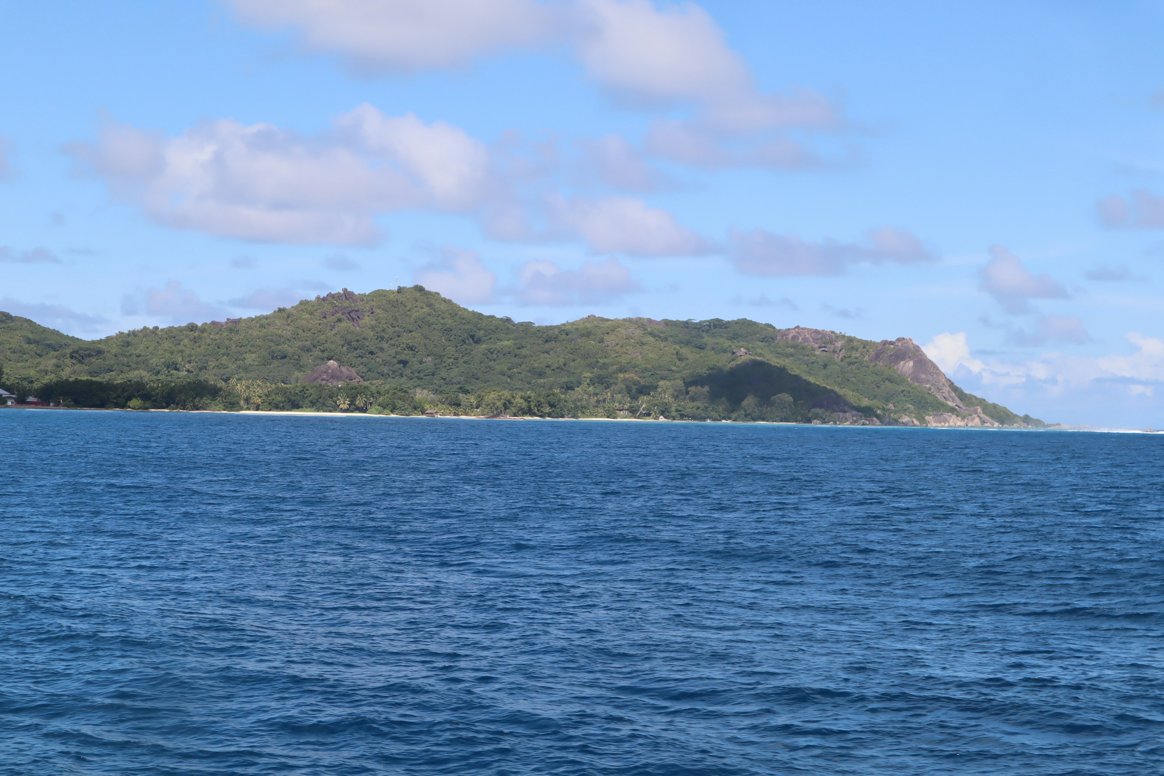 Pemandangan laut biru dan pulau hijau