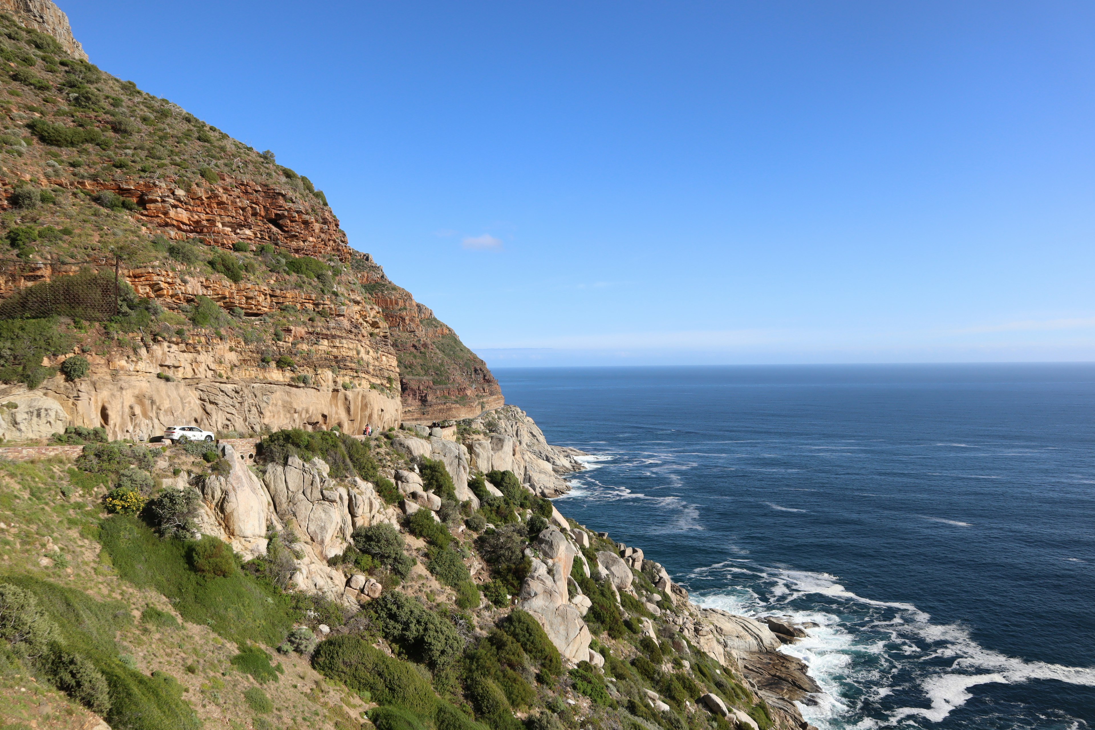 Vue pittoresque de l'océan bleu et des falaises rocheuses