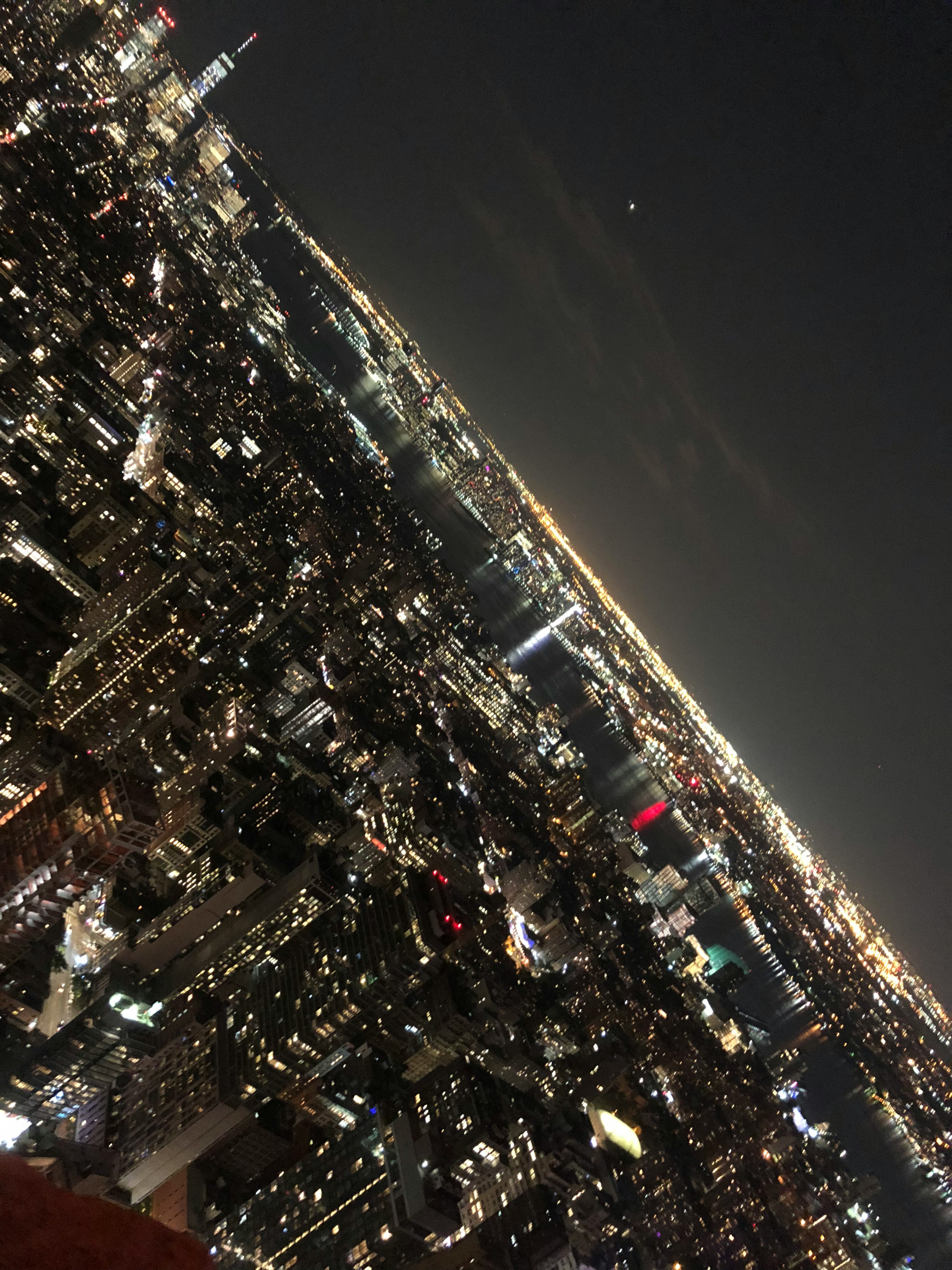 夜の都市の美しい景色 高層ビルの明かりが輝く