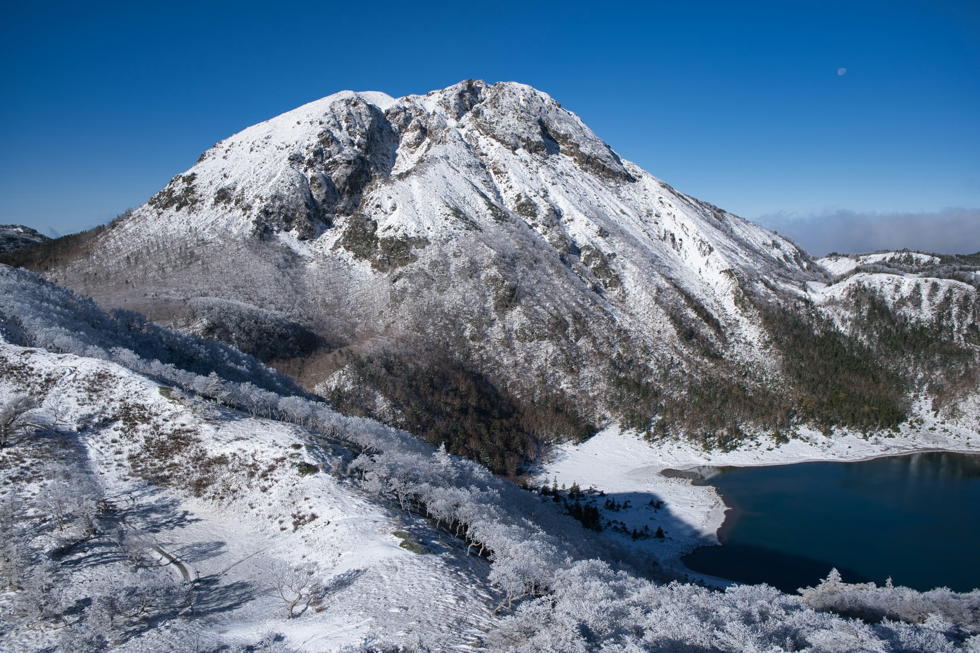 Malersicher Blick auf einen schneebedeckten Berg und See