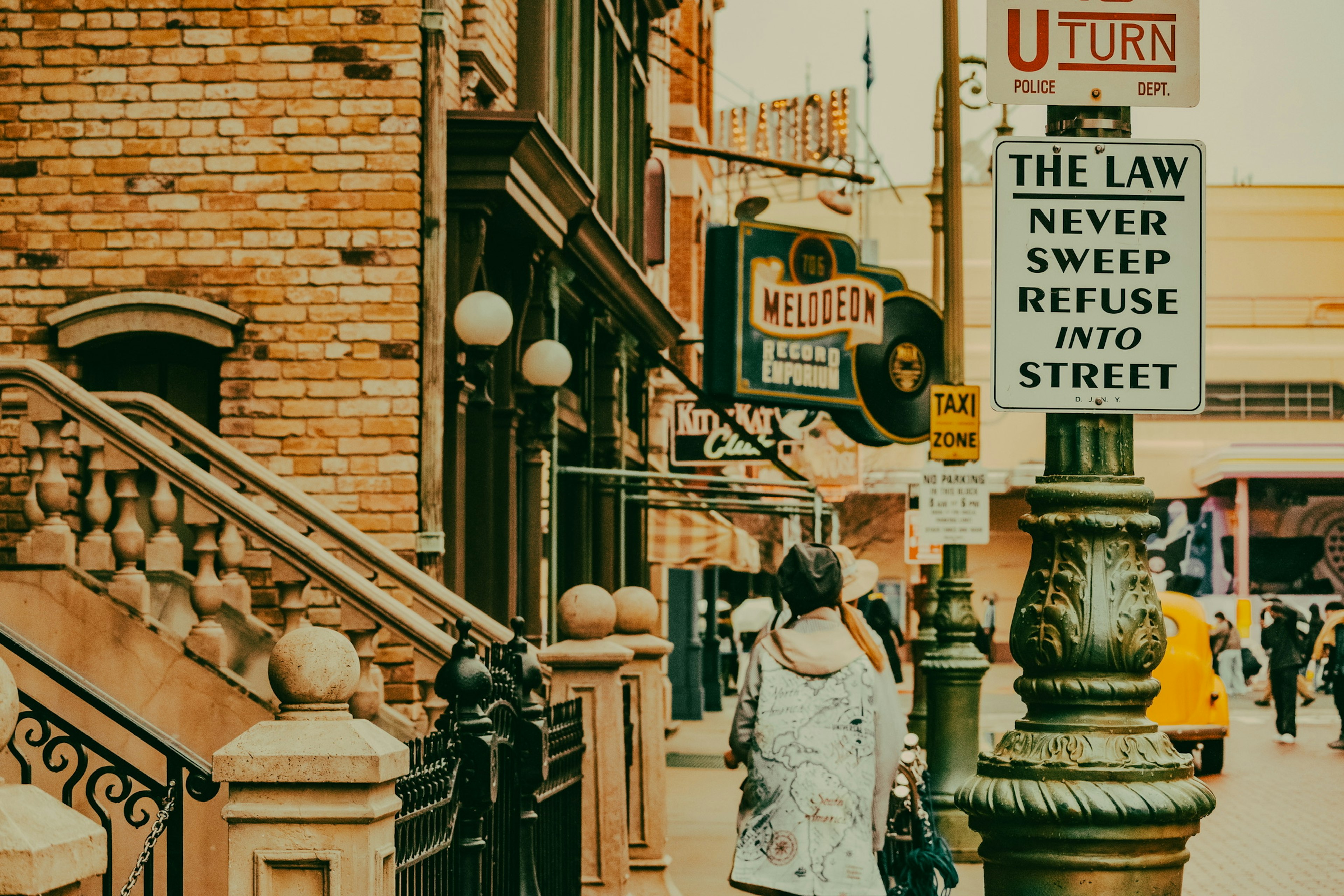 Escena callejera con edificios de ladrillo y señalización vintage