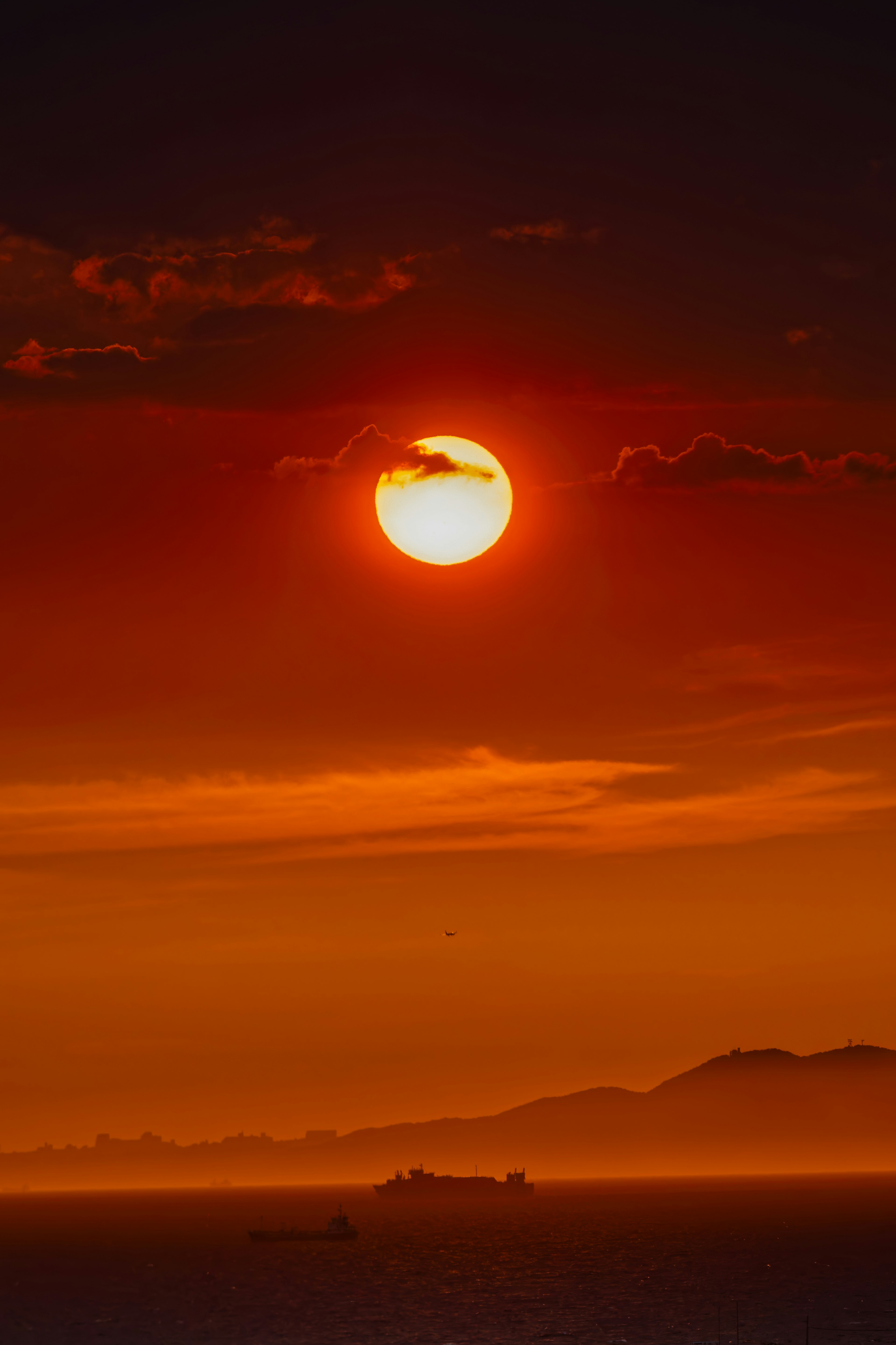 夕日が海の上に沈む美しい景色