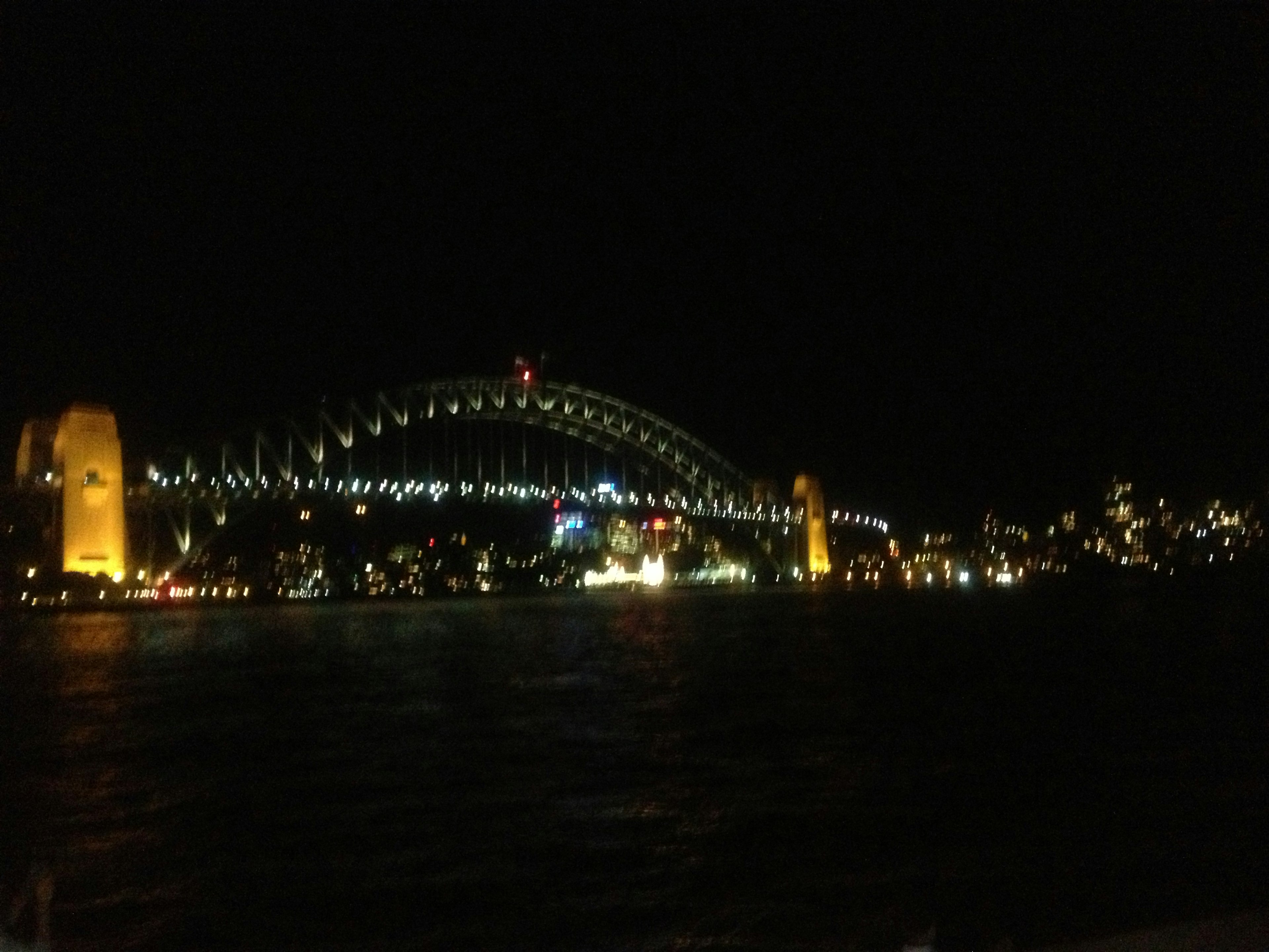 Pemandangan indah Jembatan Pelabuhan Sydney yang diterangi di malam hari