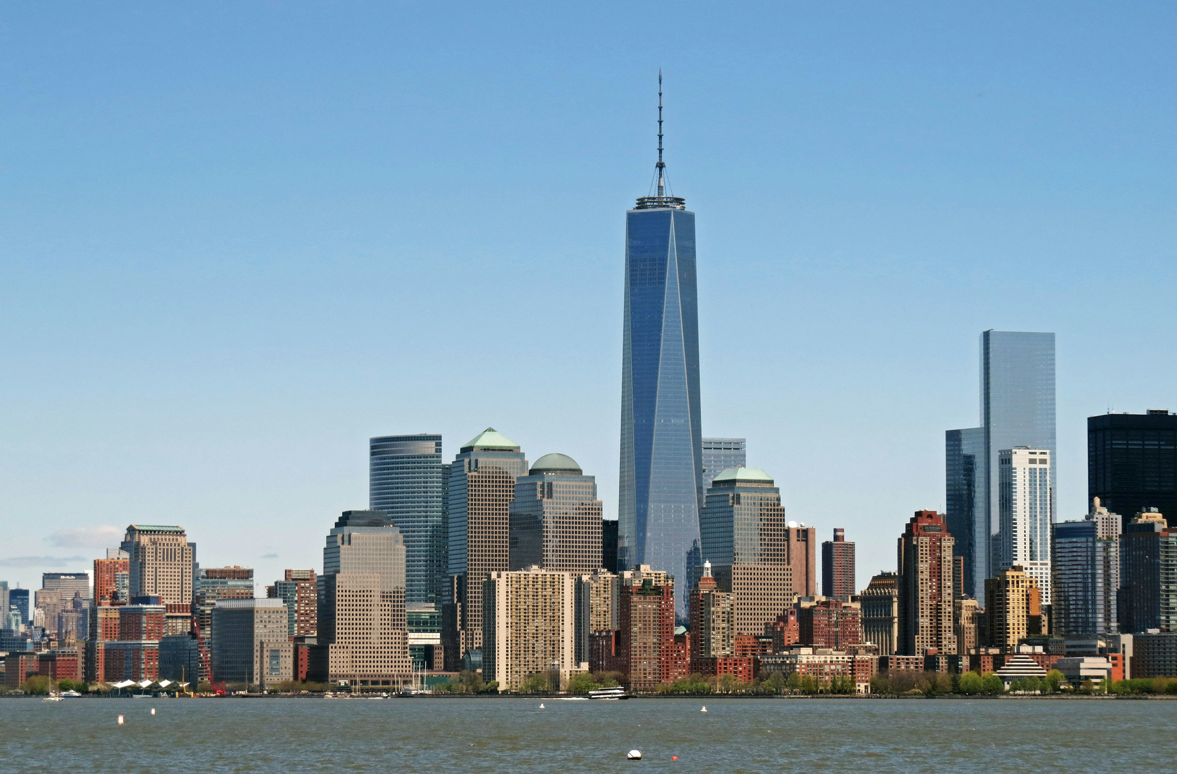 Vista del One World Trade Center che svetta sullo skyline di Manhattan