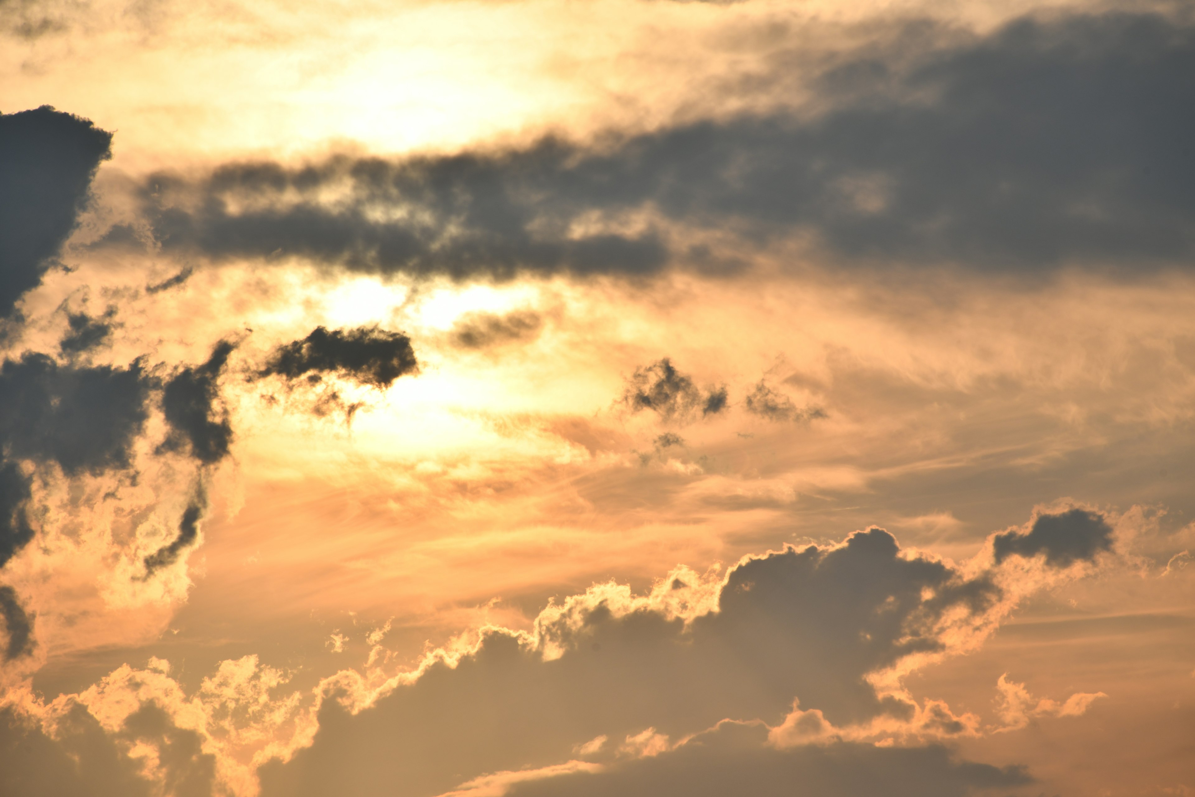 Nuages dramatiques illuminés par une douce lumière du coucher de soleil