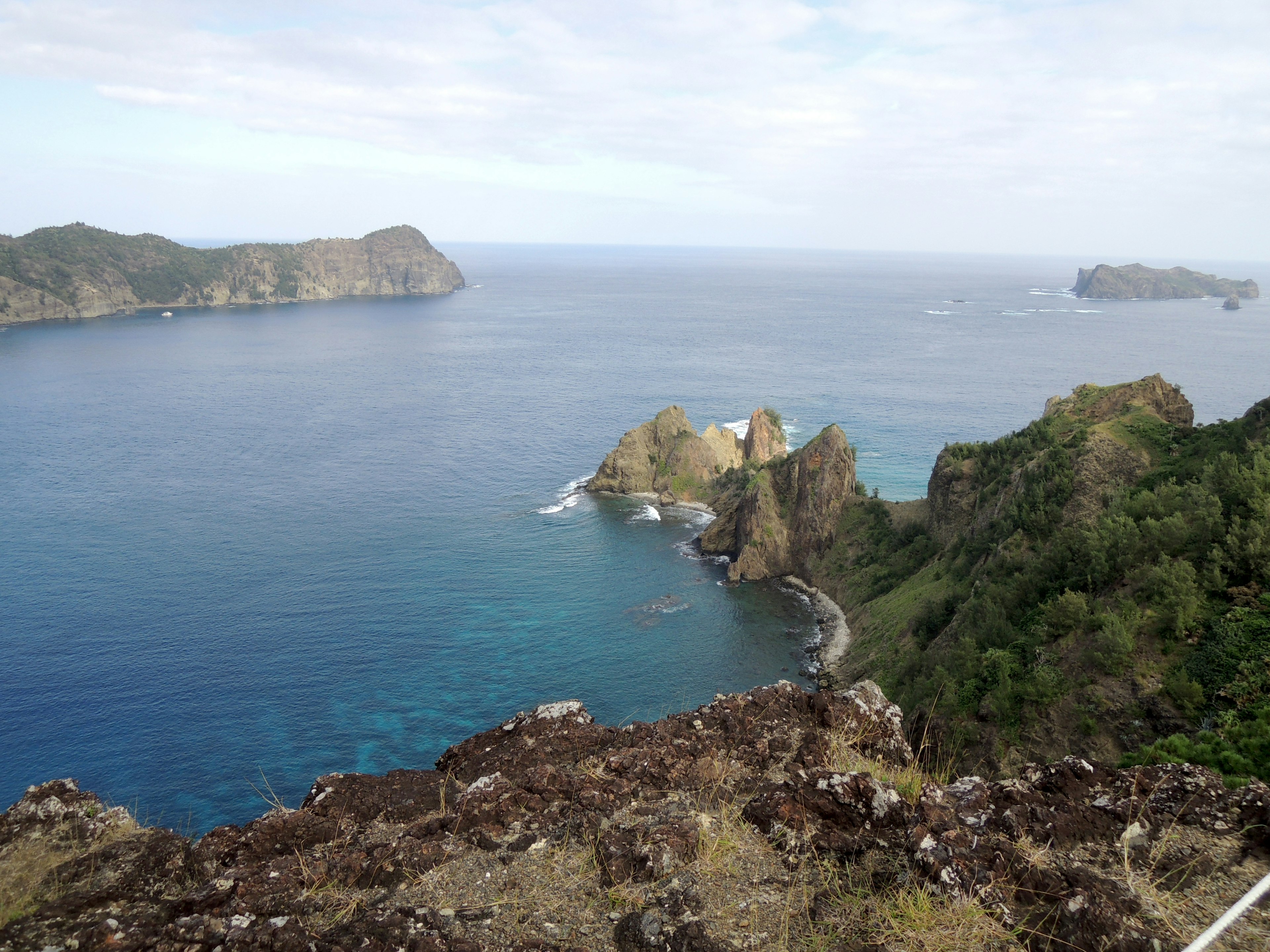 海洋與岩石的美麗景色，展示大島和小島