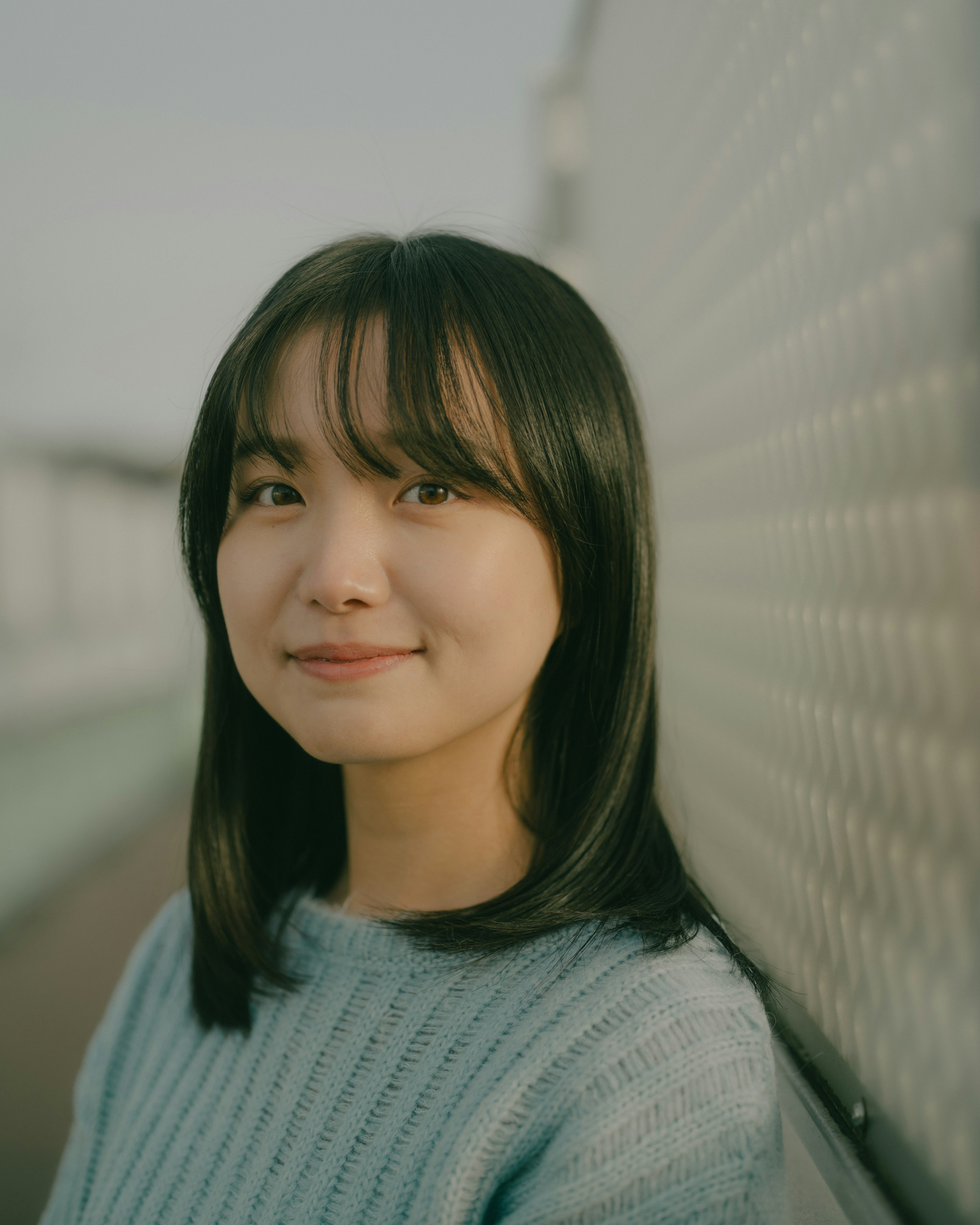 Portrait d'une femme souriante dans un pull bleu