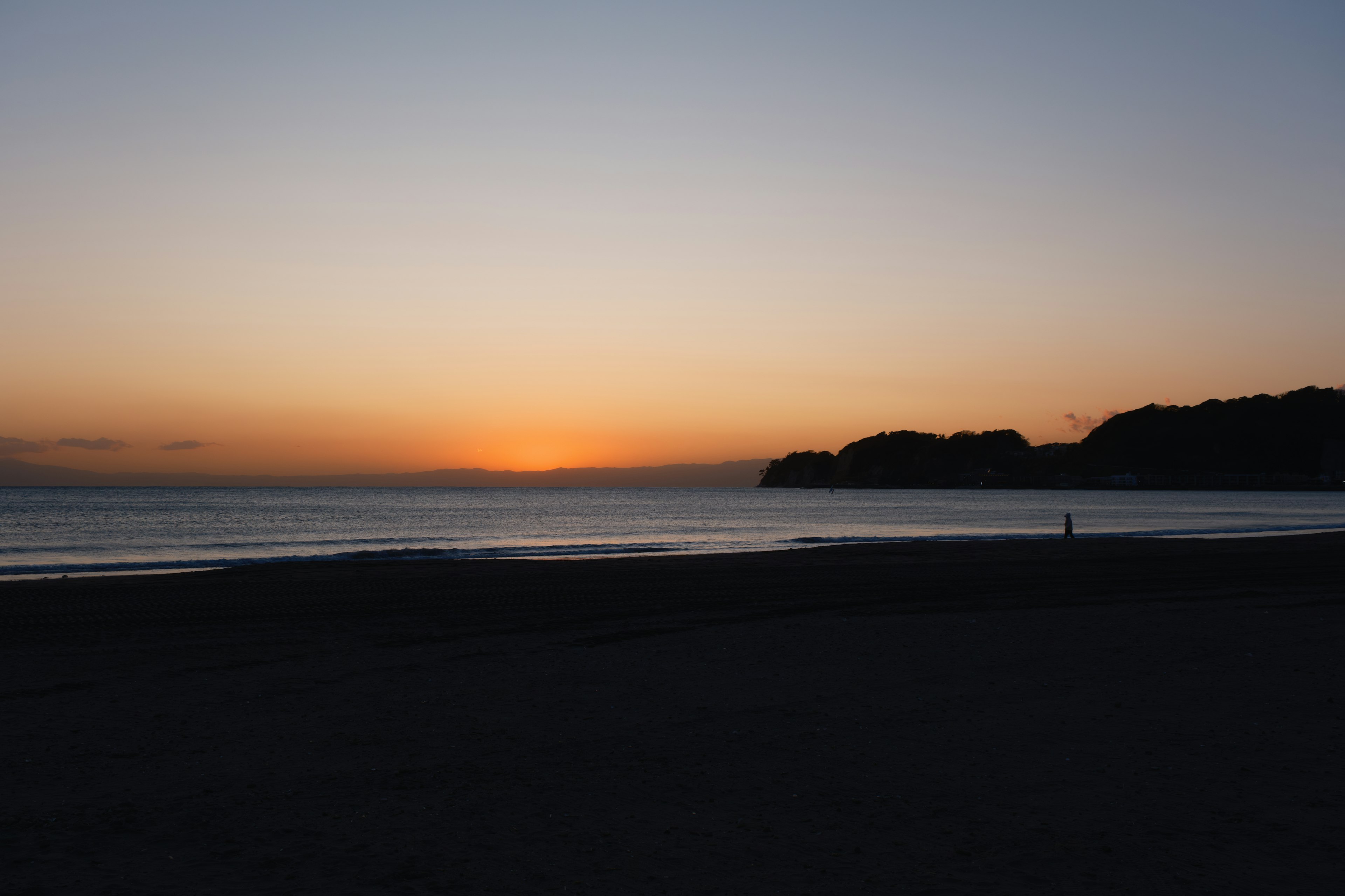 静かなビーチの夕日が沈む風景