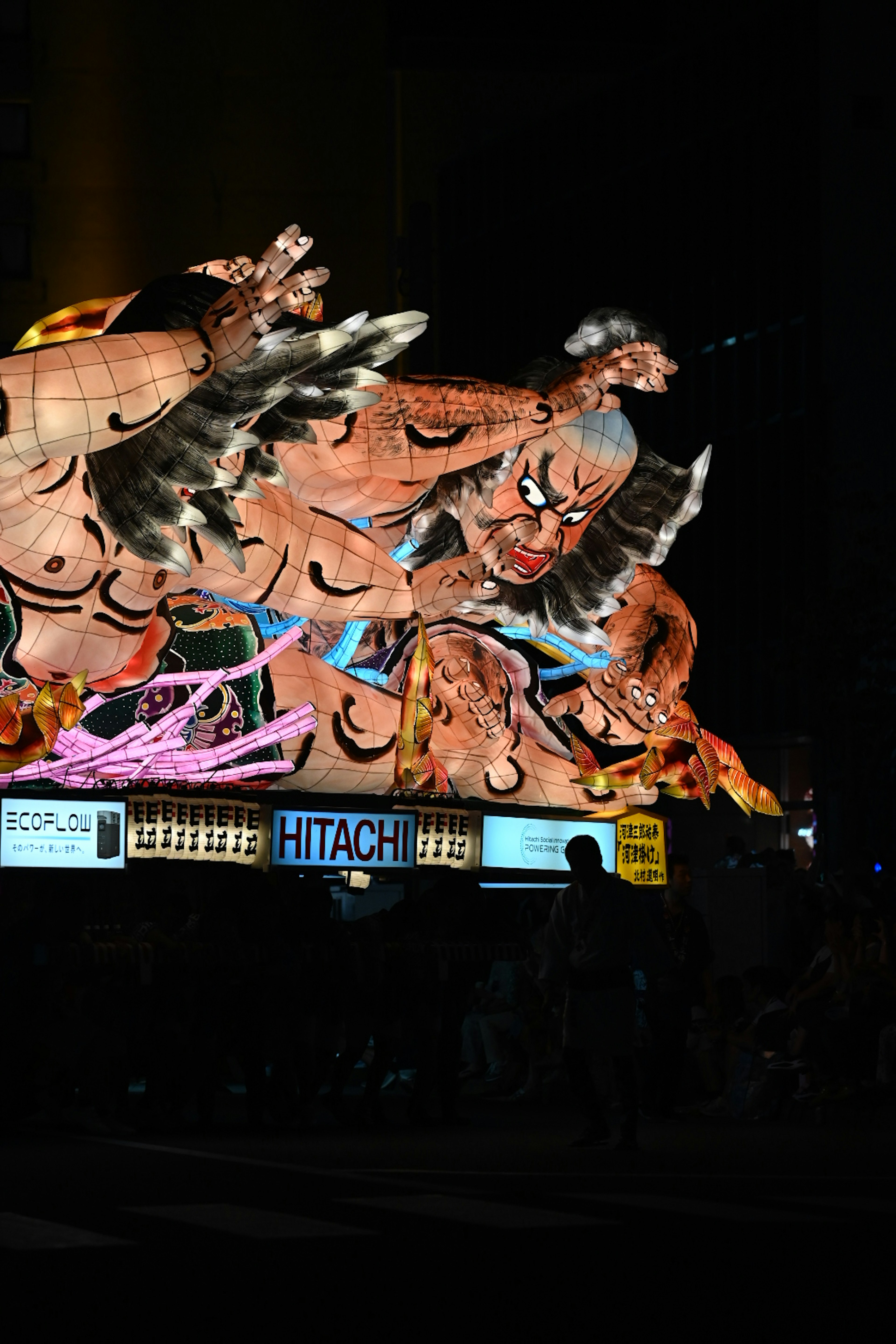 Una gran figura iluminada en una escena nocturna de la ciudad