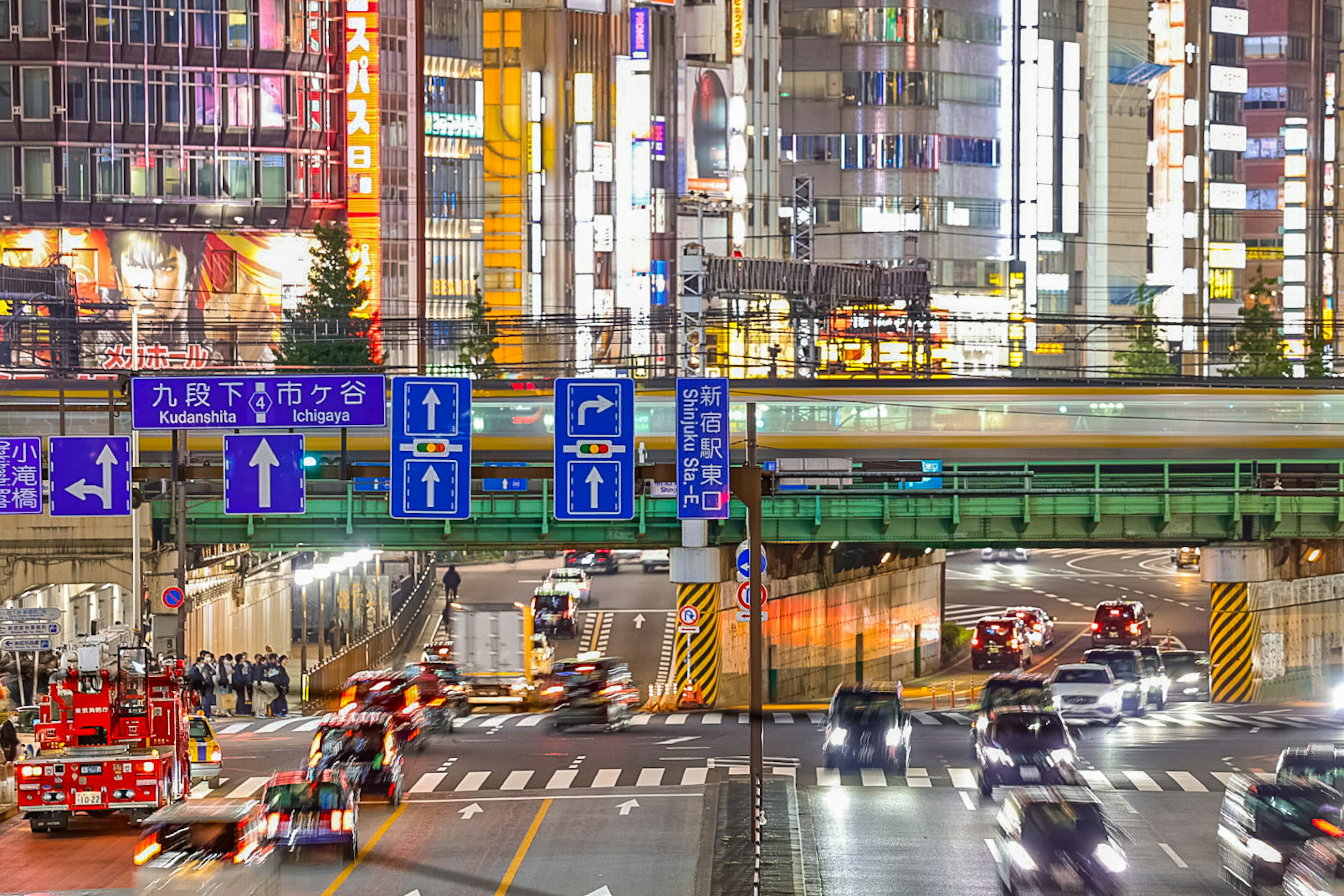 Pemandangan malam Tokyo dengan lampu kota yang cerah dan rambu lalu lintas