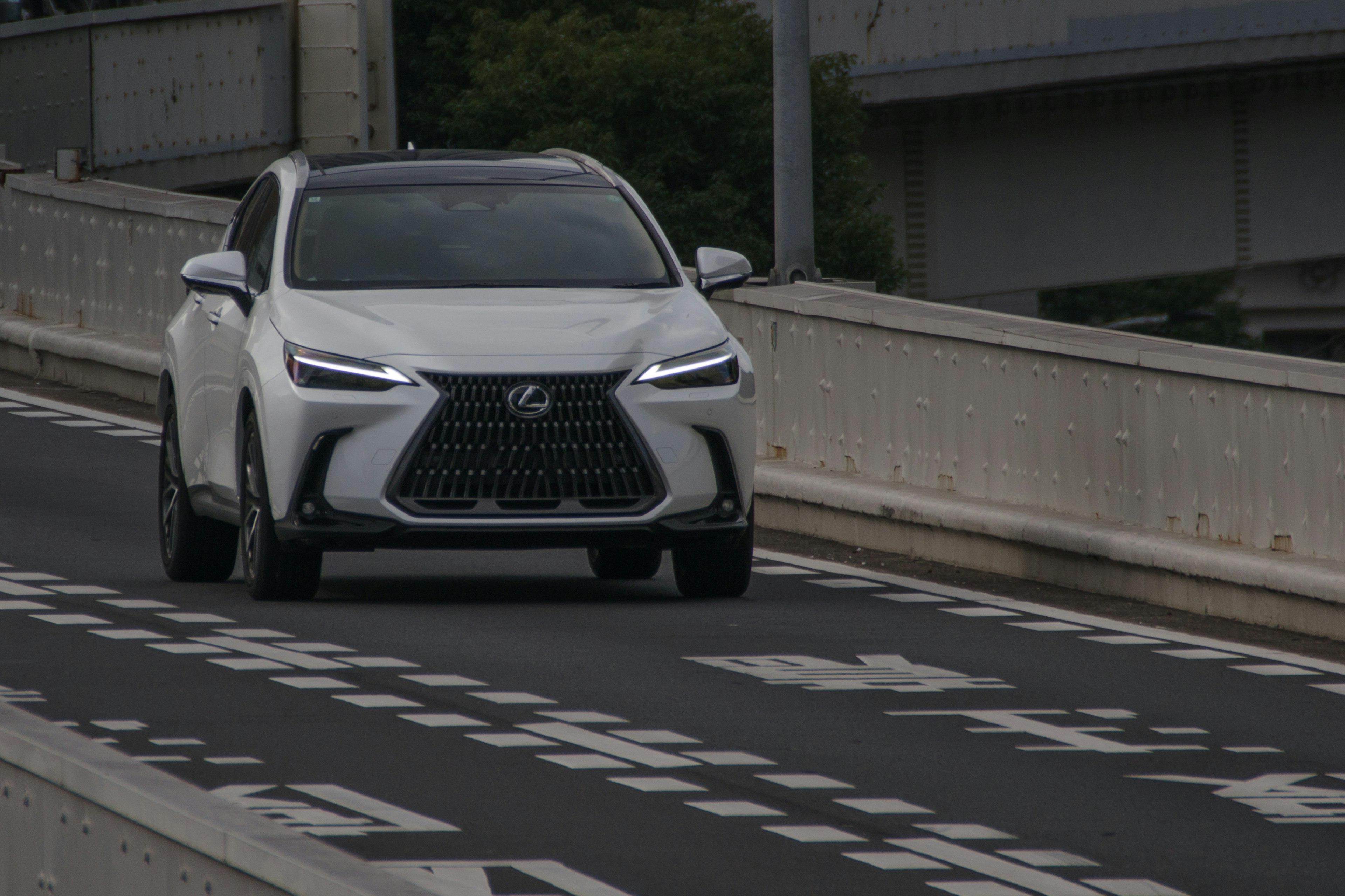 Lexus NX che guida su un'autostrada